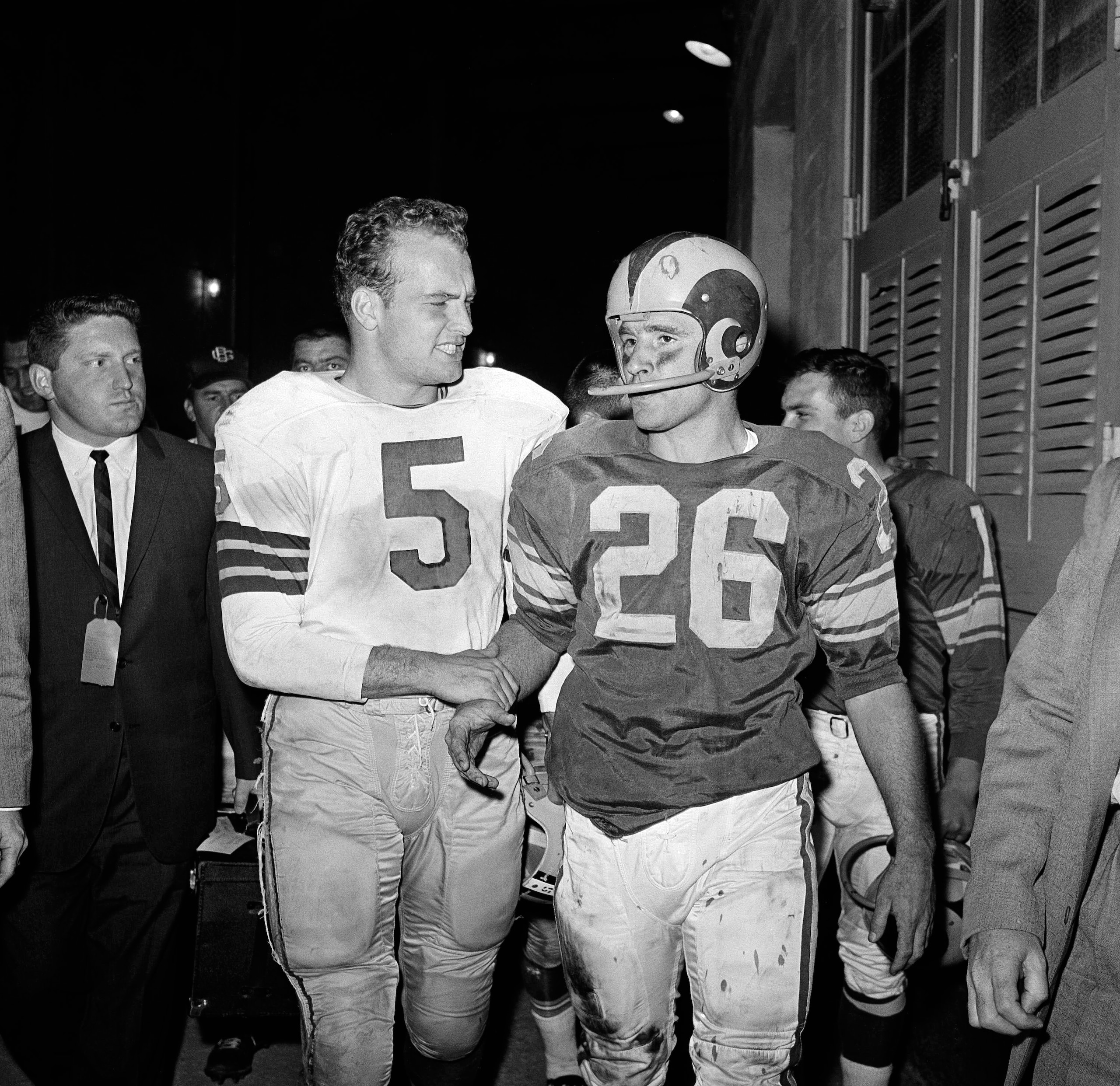 Paul Hornung shakes hands with John Arnett of the Rams after the Pack clinches the West.