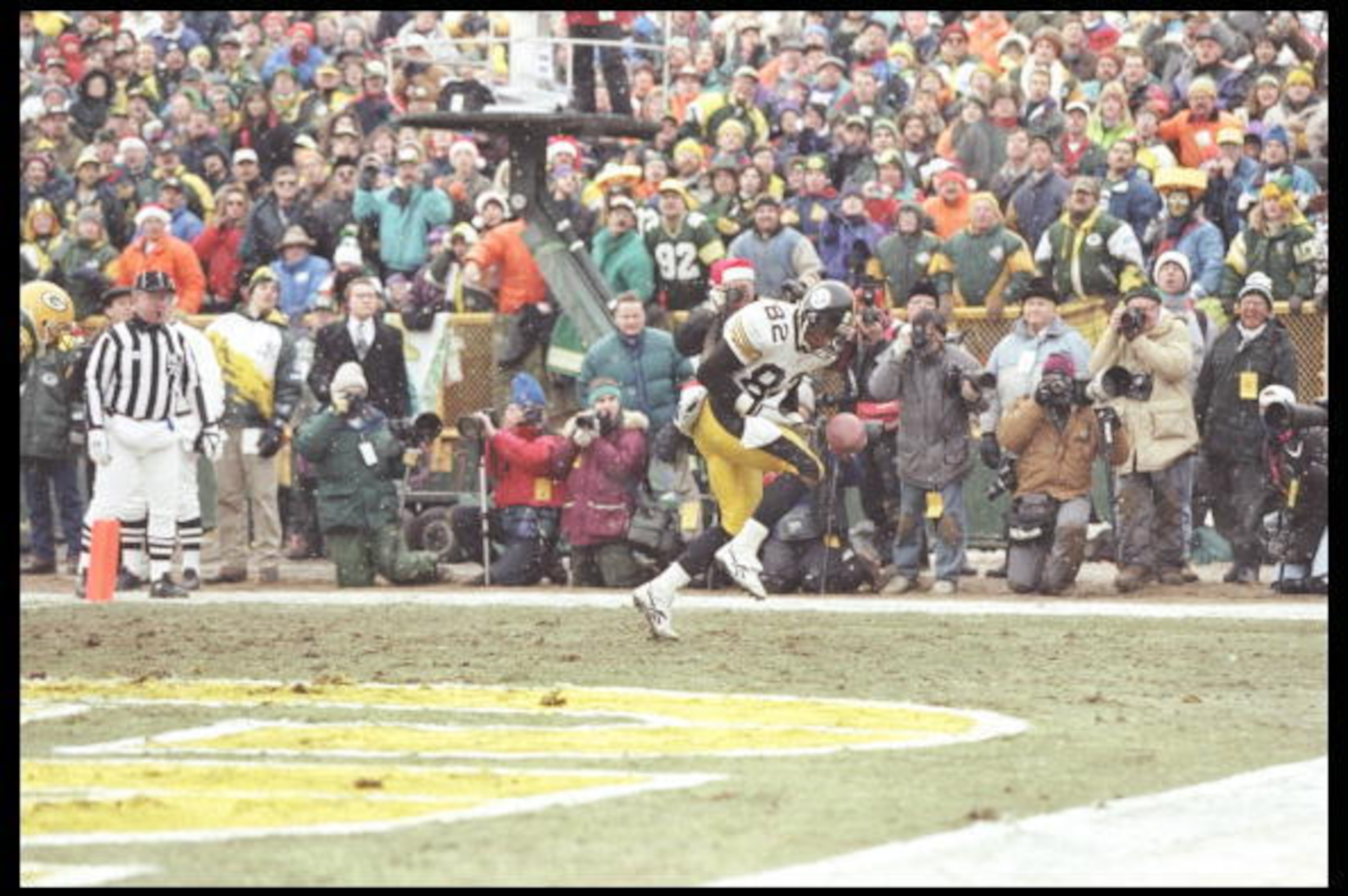 24 Dec 1995:  Wide receiver Yancy Thigpen of the Pittsburgh Steelers drops the game winning touchdown during a game against the Green Bay Packers at Lambeau Field in Green Bay, Wisconsin.  The Packers won the game 24-19. Mandatory Credit: Brian Bahr  /All