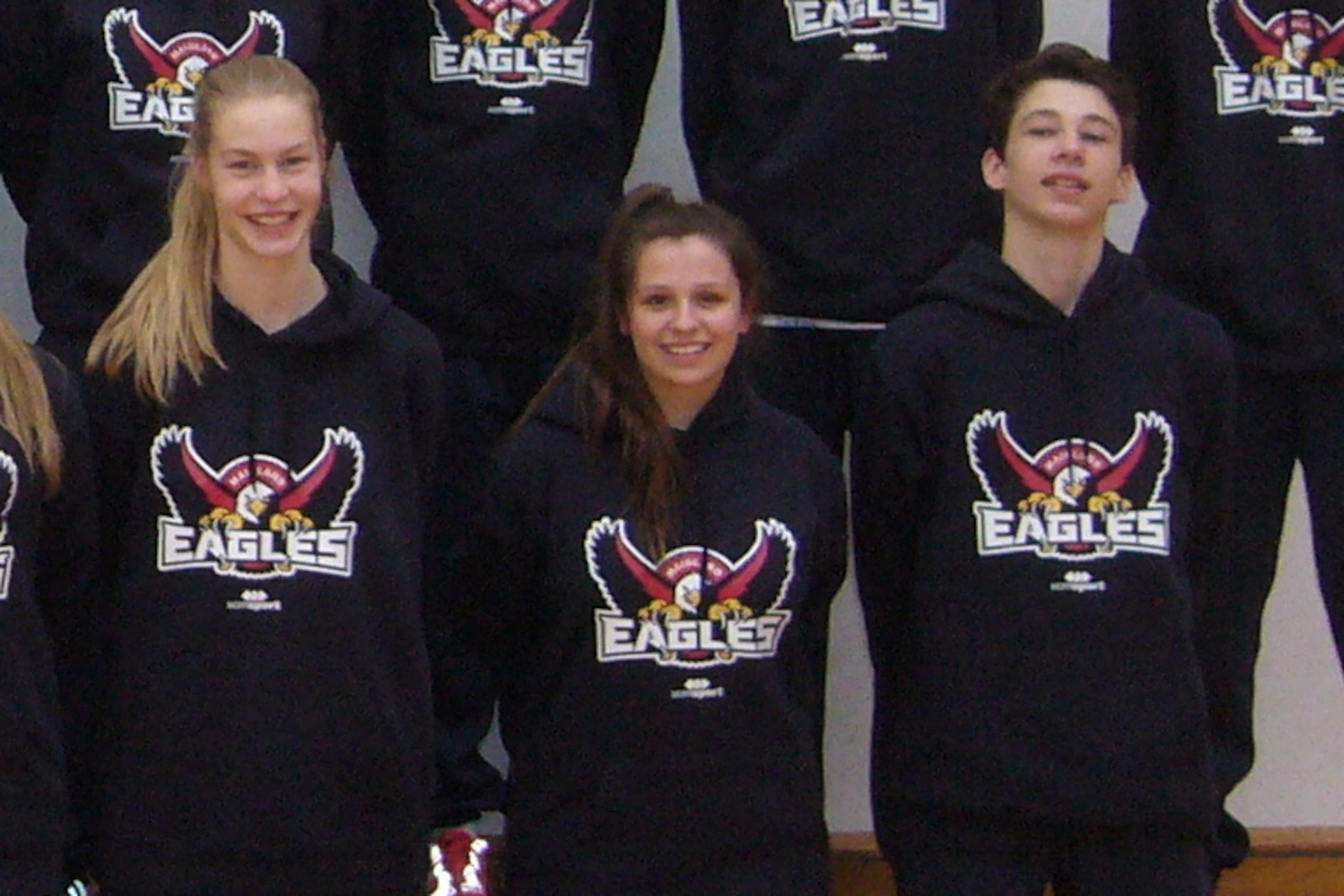 Jane Hendry (middle), with Zoe Richards (left) and Men's player Benoit Hayman (right). Jane Hendry (middle), with Zoe Richards (left) and Men's player Benoit Hayman (right).