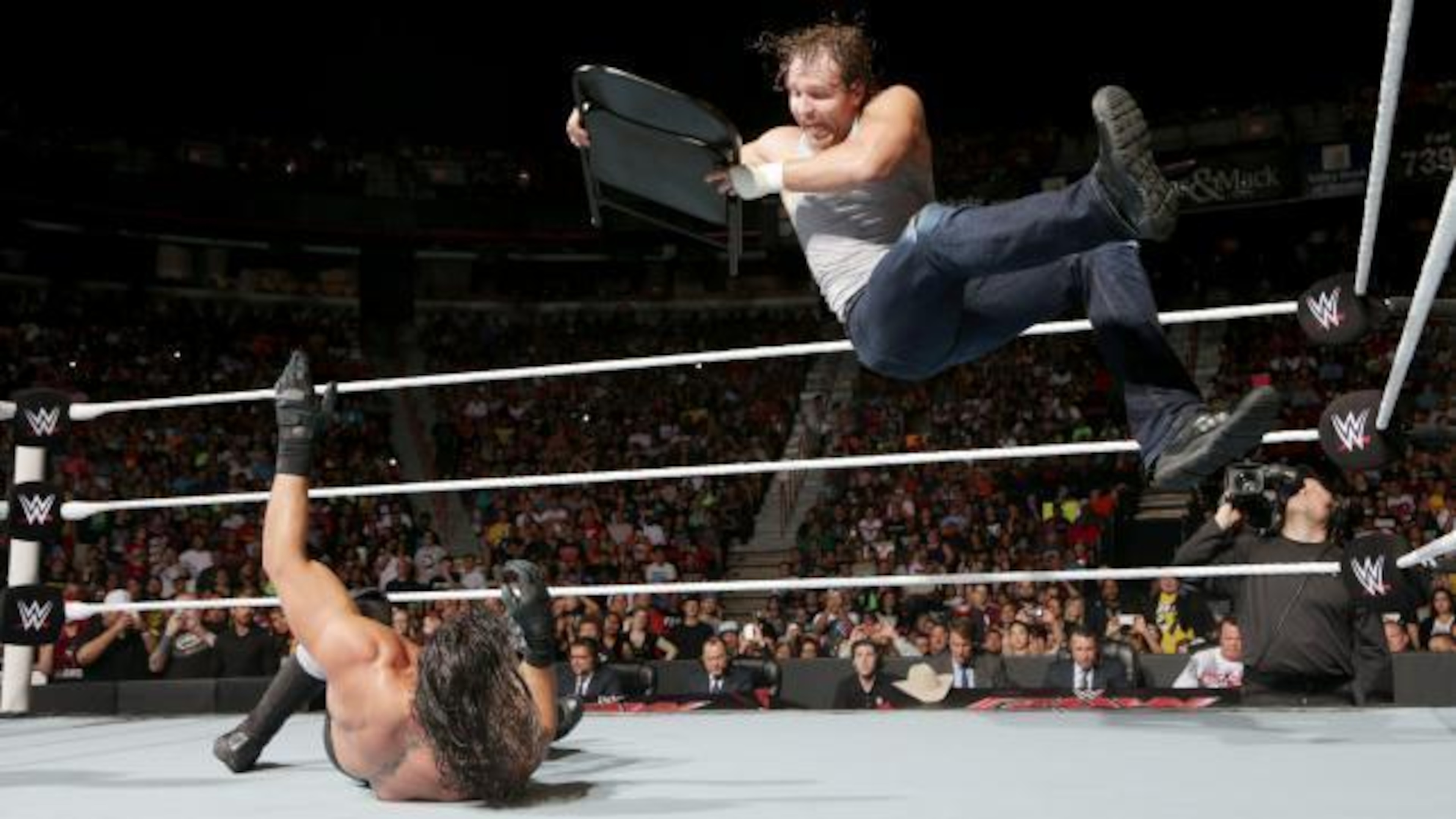 Dean Ambrose goes to the extreme against Seth Rollins. Dean Ambrose goes to the extreme against Seth Rollins.