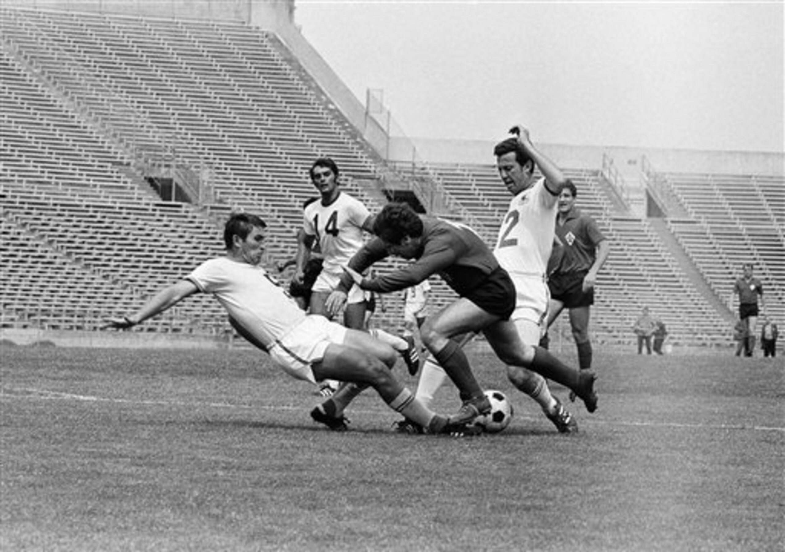 Danova (falling) late in his career with Fiorentina.