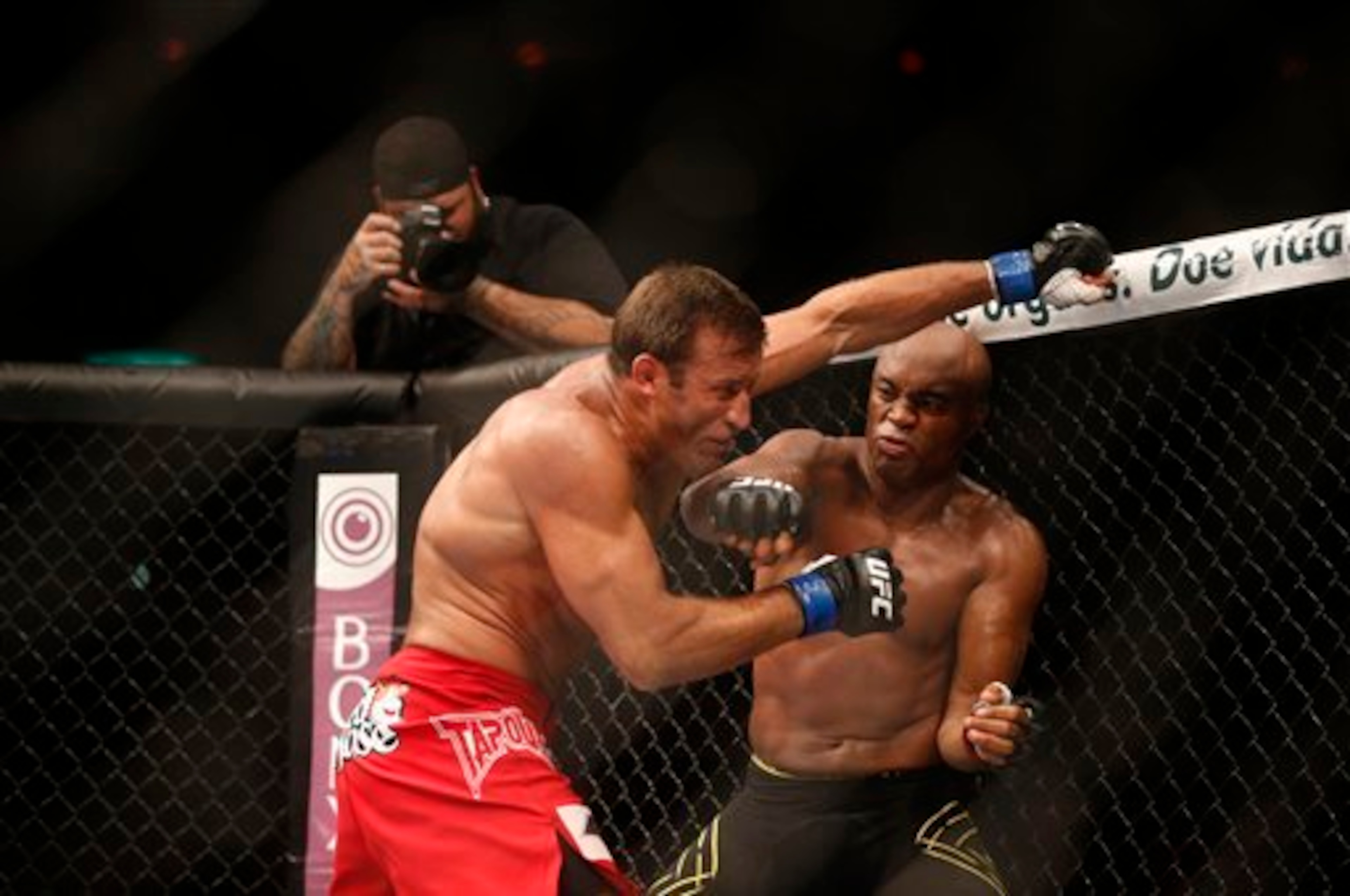 Stephan Bonnar (L) vs. Anderson Silva