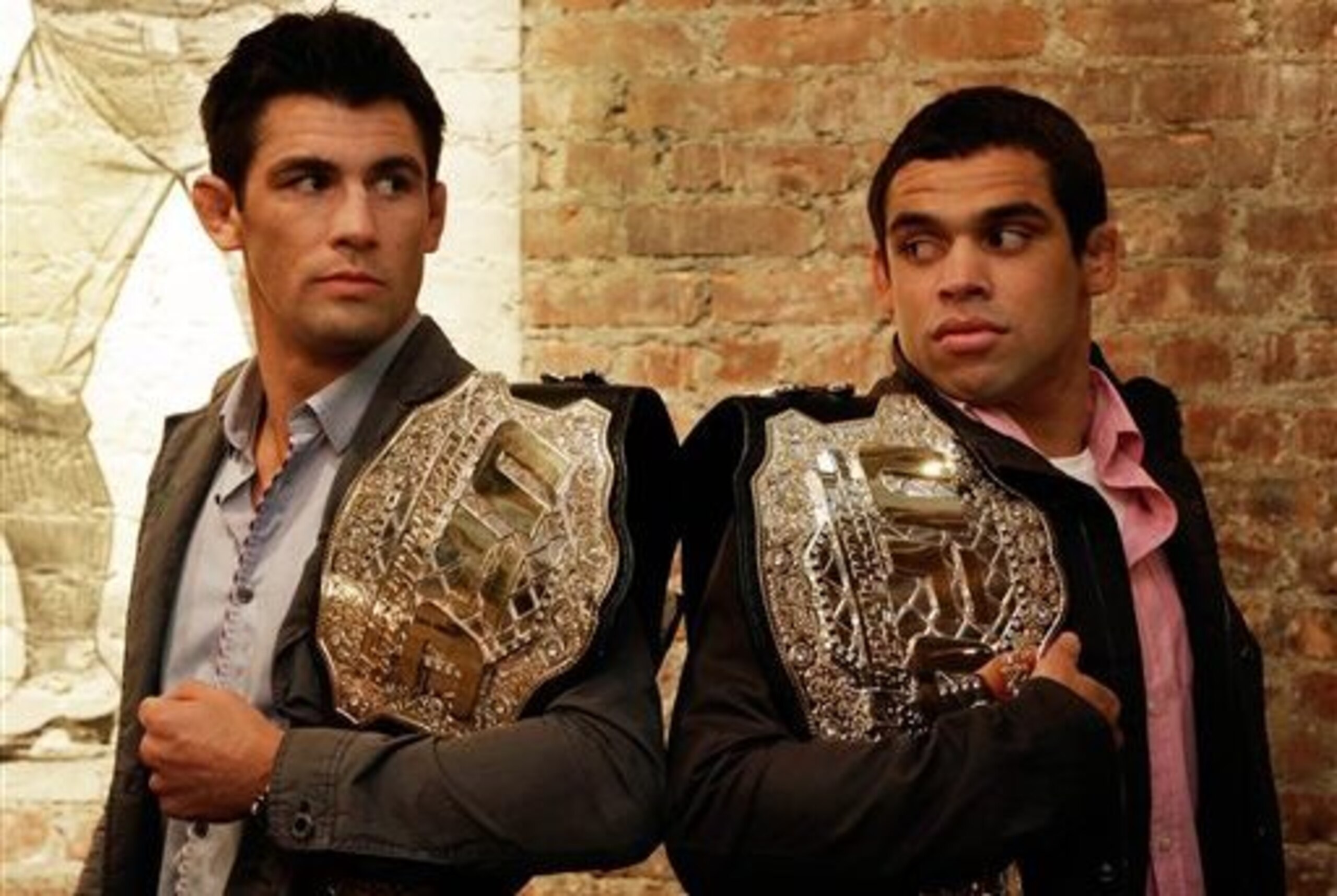 Dominick Cruz (L) and Renan Barao (R) Dominick Cruz (L) and Renan Barao (R)
