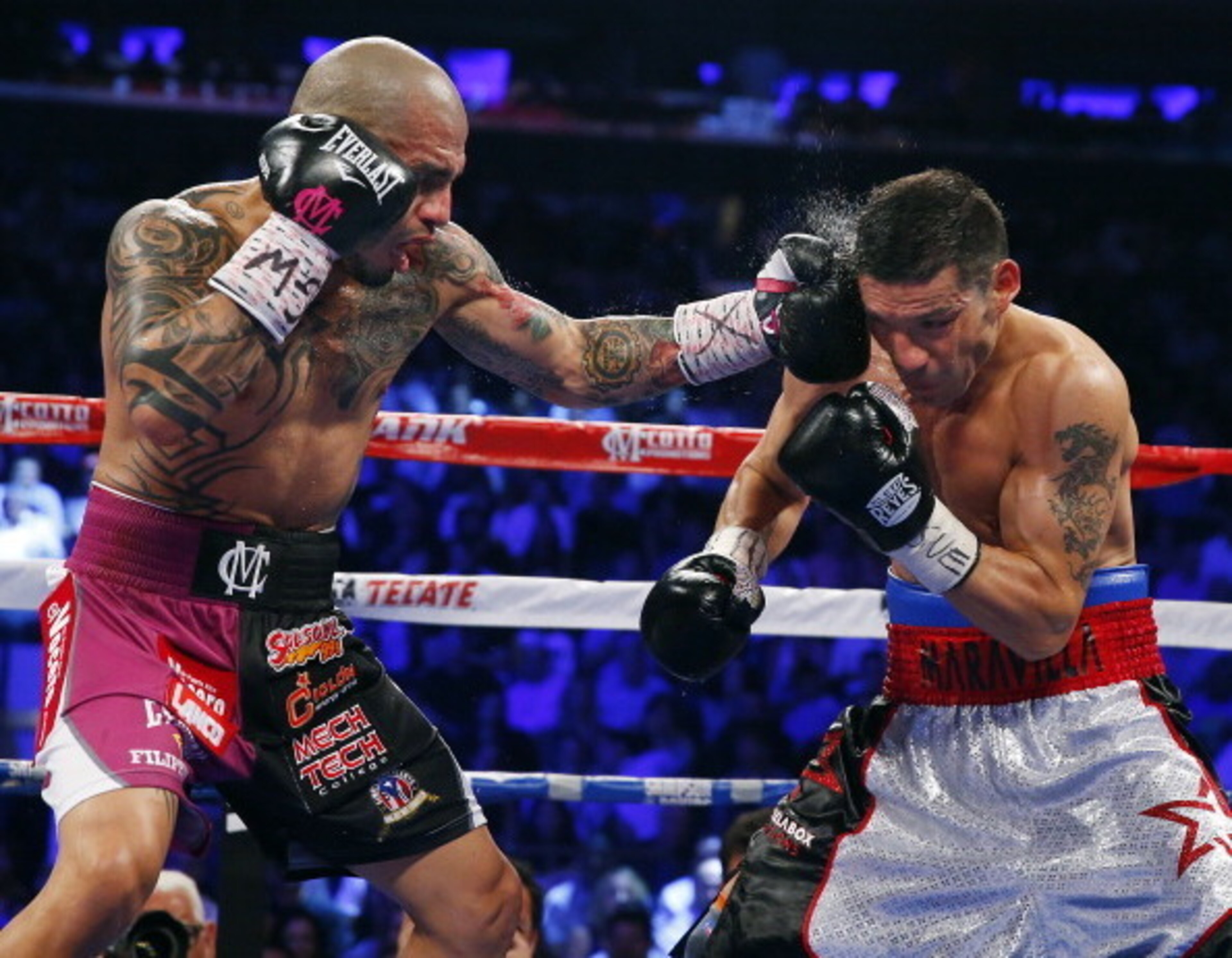 Miguel Cotto (L) hammers Sergio Martinez (R)