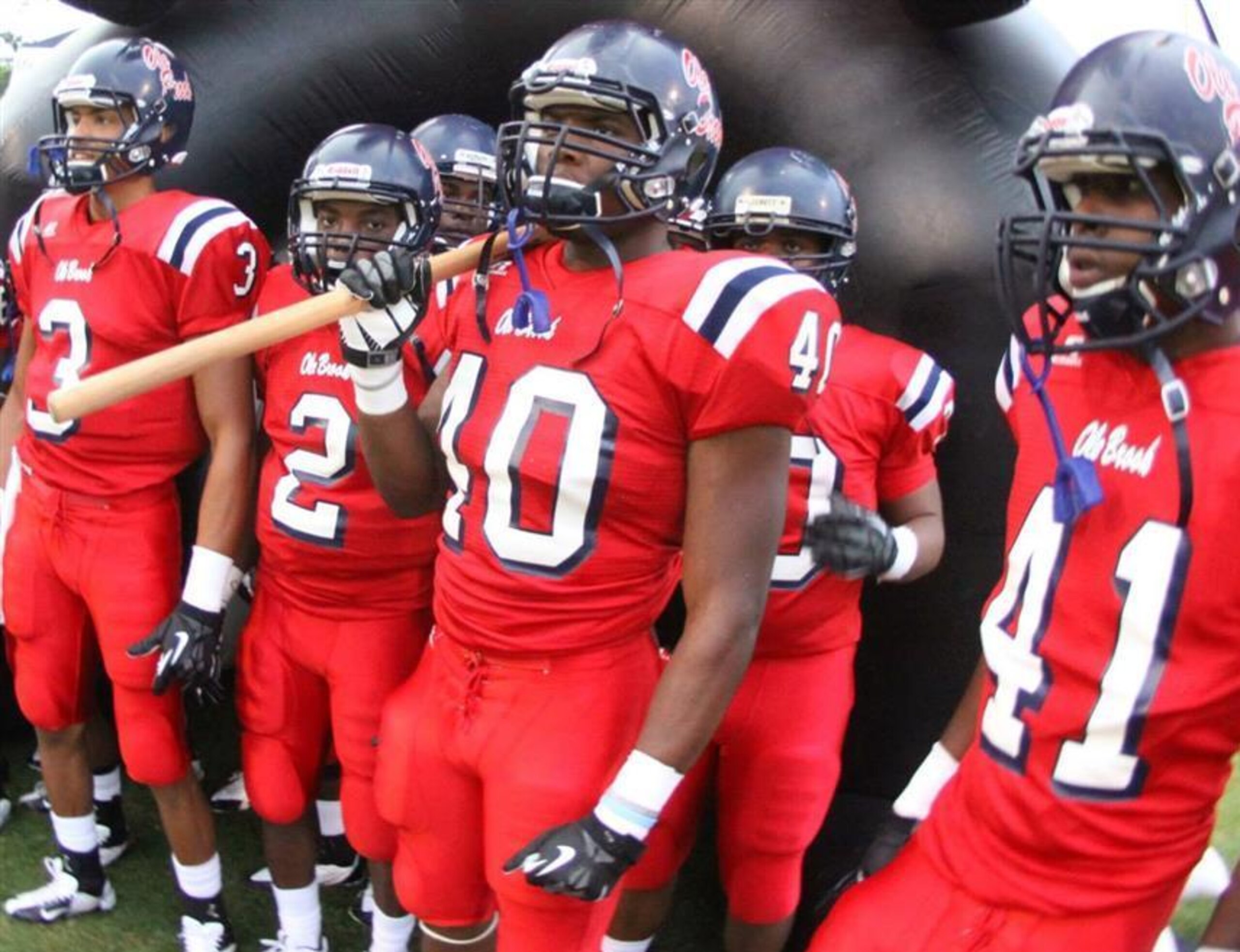 LB Leo Lewis (40)