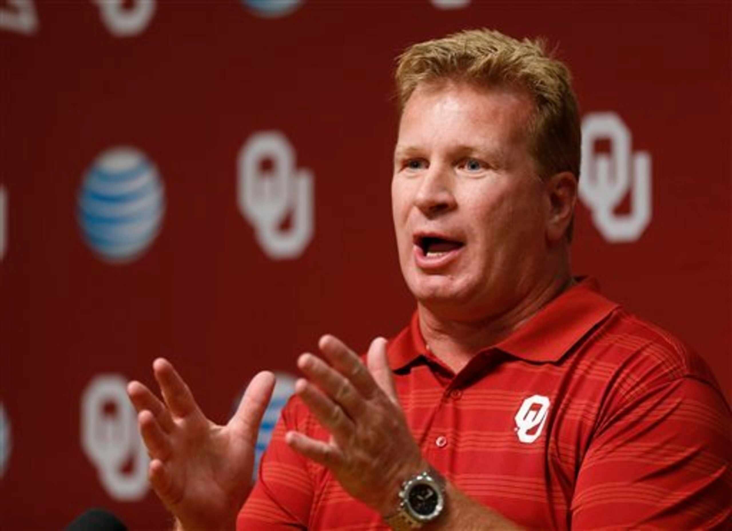 Oklahoma defensive coordinator Mike Stoops