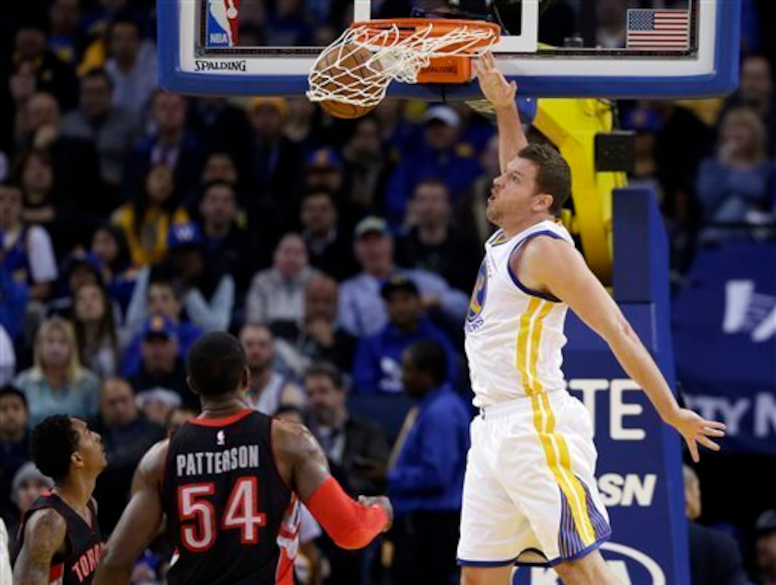 David Lee finishes against the Toronto Raptors.