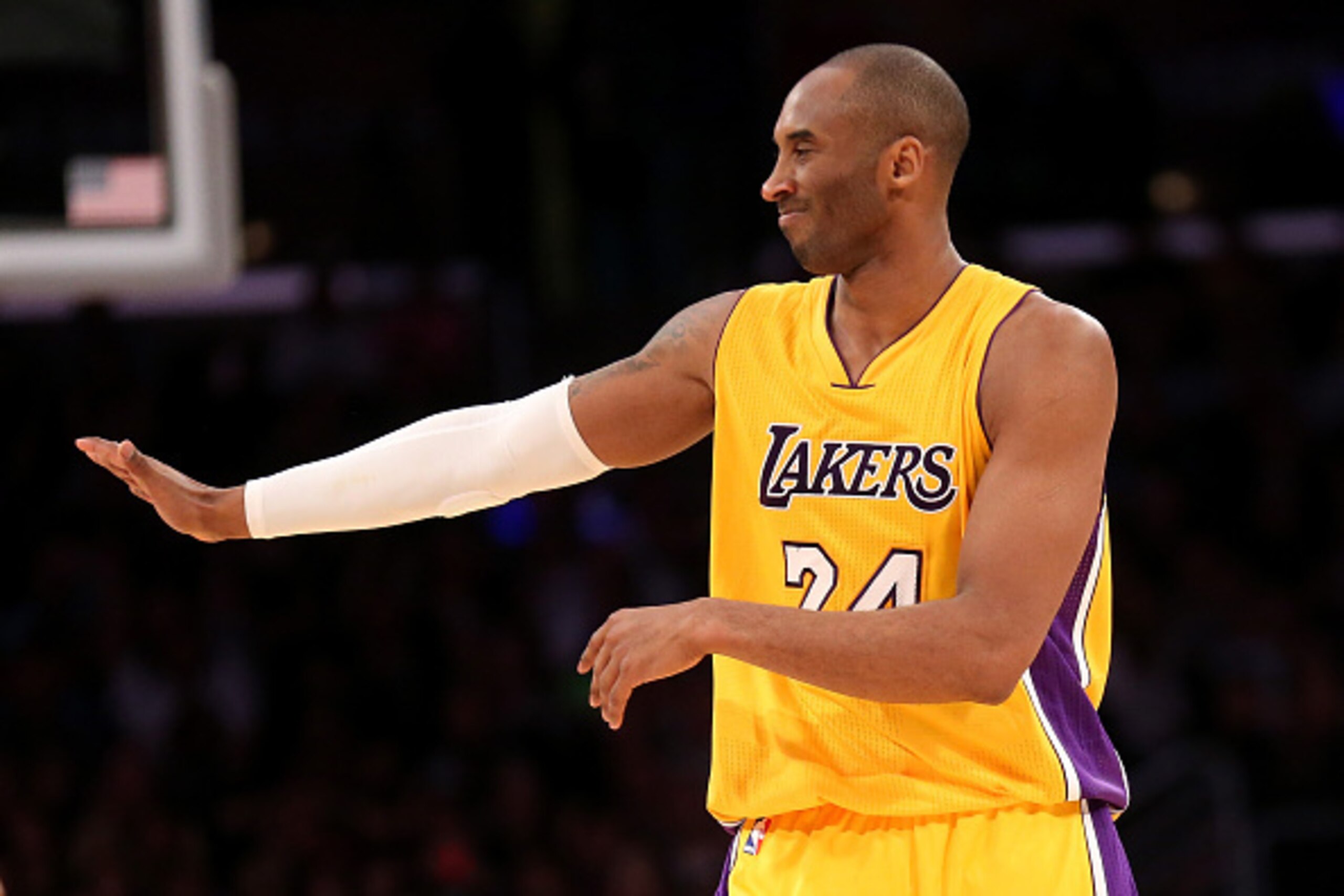 Kobe Bryant can no longer carry the Lakers on his back. Can L.A. find him some help at the trade deadline?