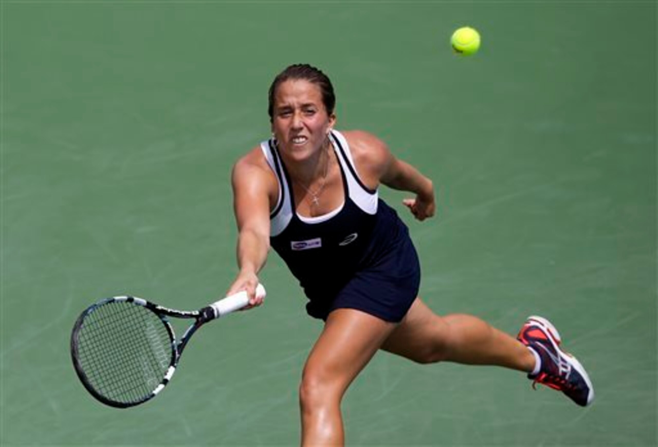 Irina Falconi won her first match as a wild card.