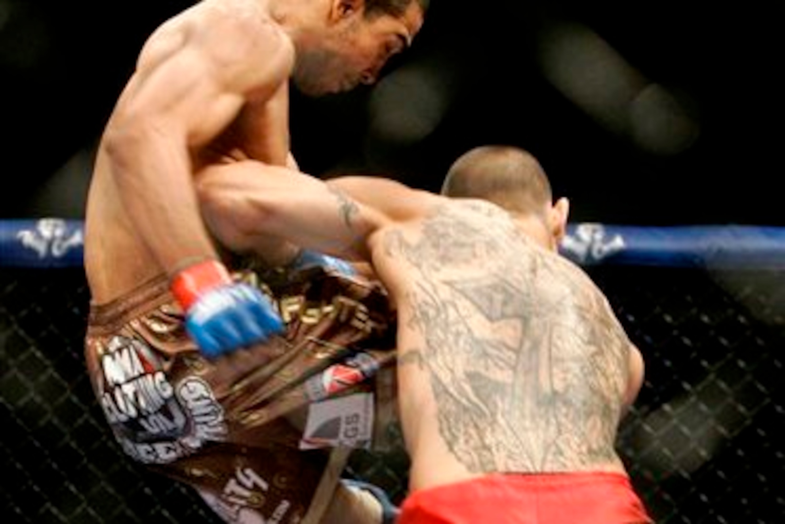 Jose Aldo (lef) lands a flying knee on Cub Swanson in 2009