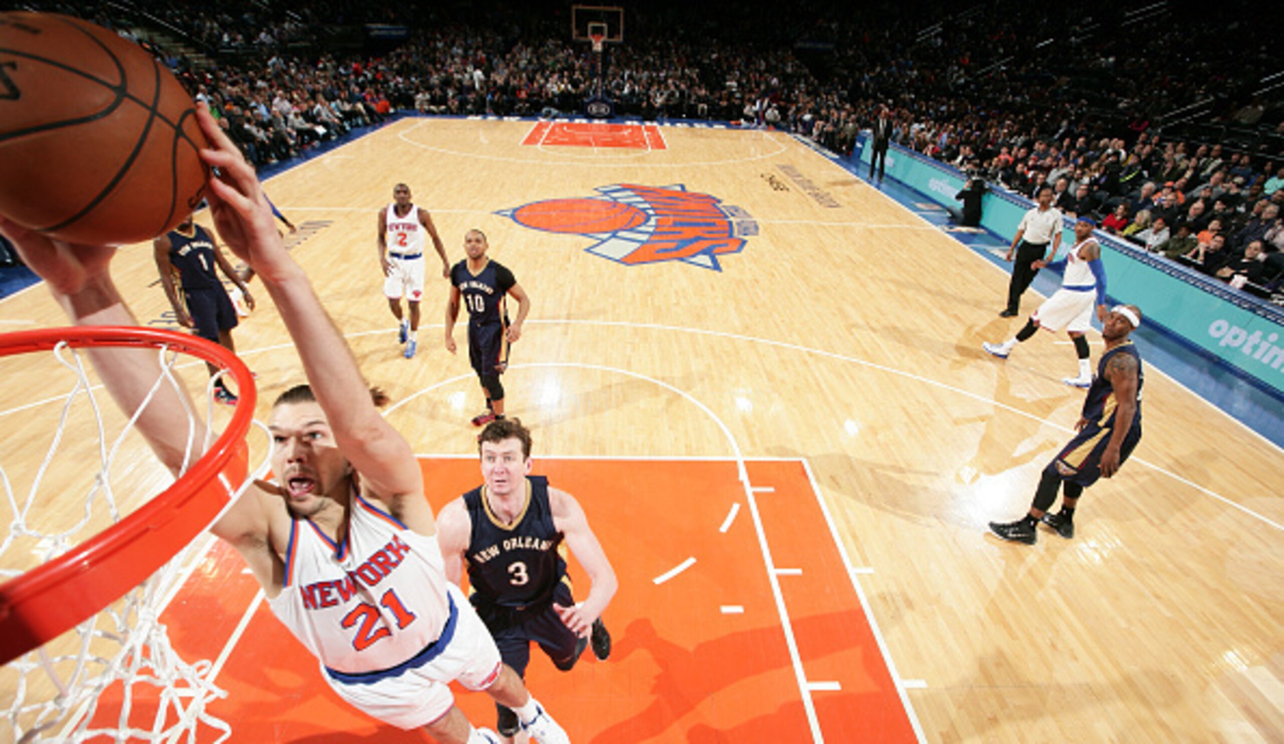 The New York Knicks just signed F-C Lou Amundson to a second 10-day contract.