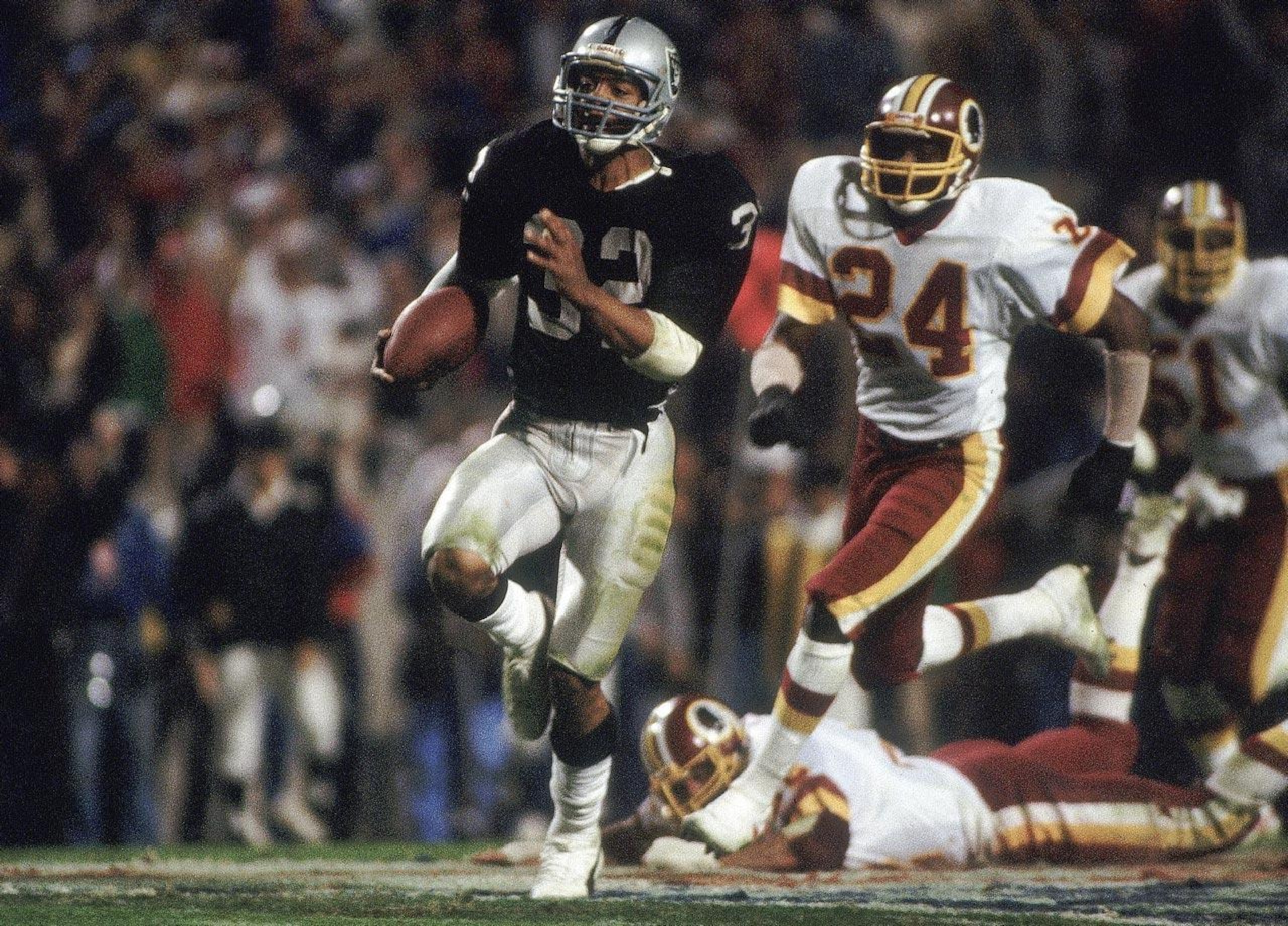 Marcus Allen runs for a 74-yard touchdown in one of the greatest plays in Super Bowl history.