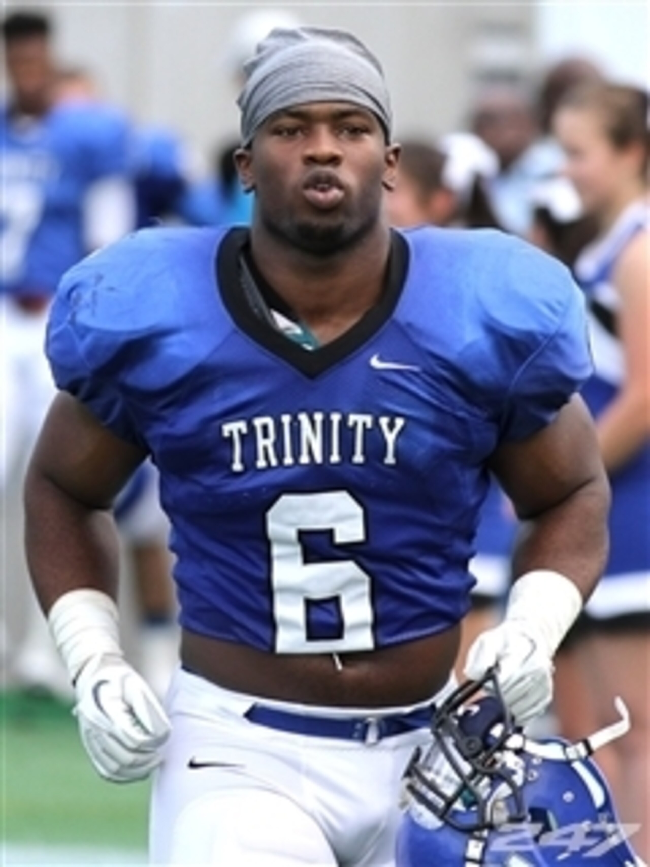 Linebacker Victor Alexander