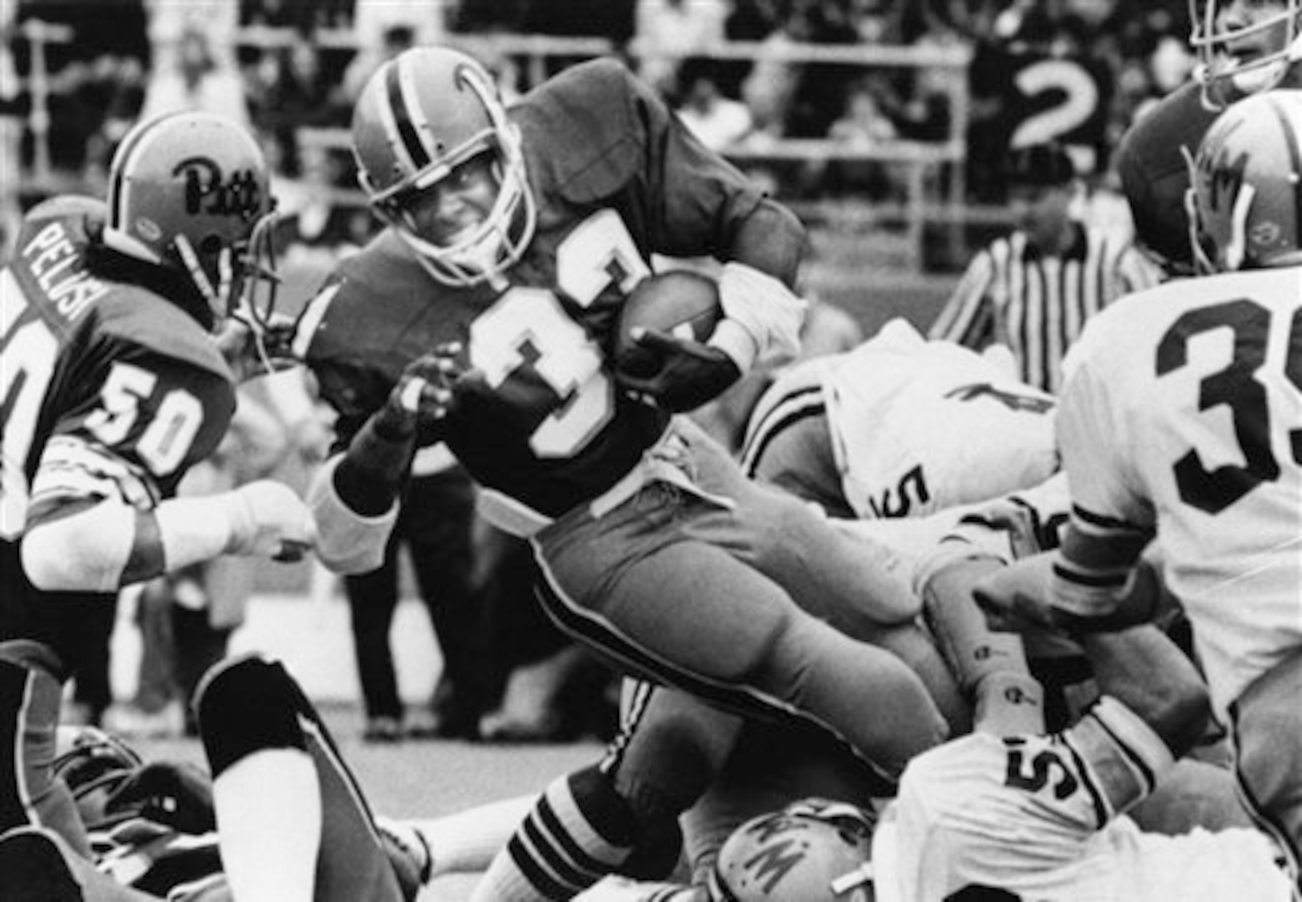 Tony Dorsett established himself as one of college football's all-time great tailbacks.