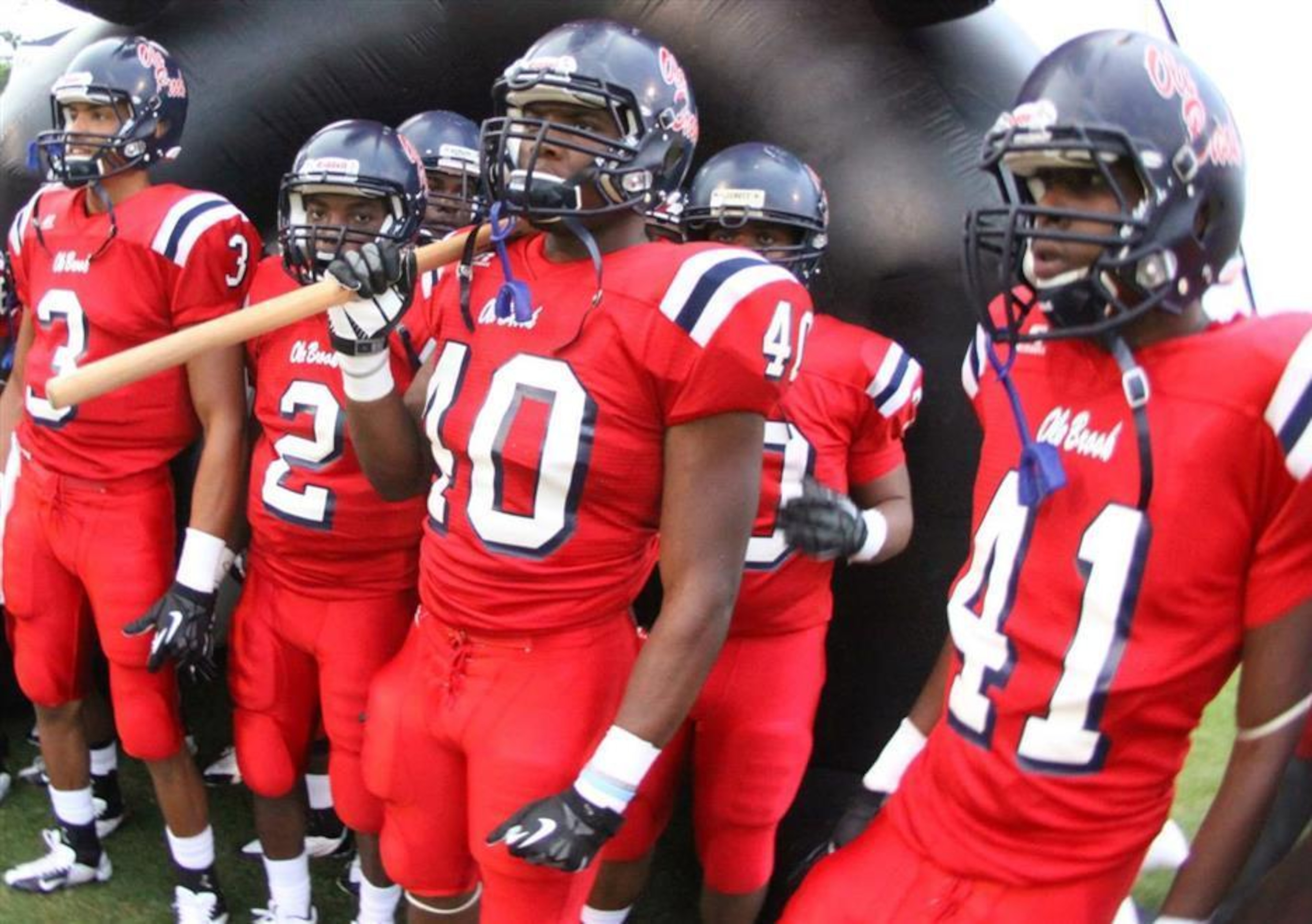 LB Leo Lewis (40)