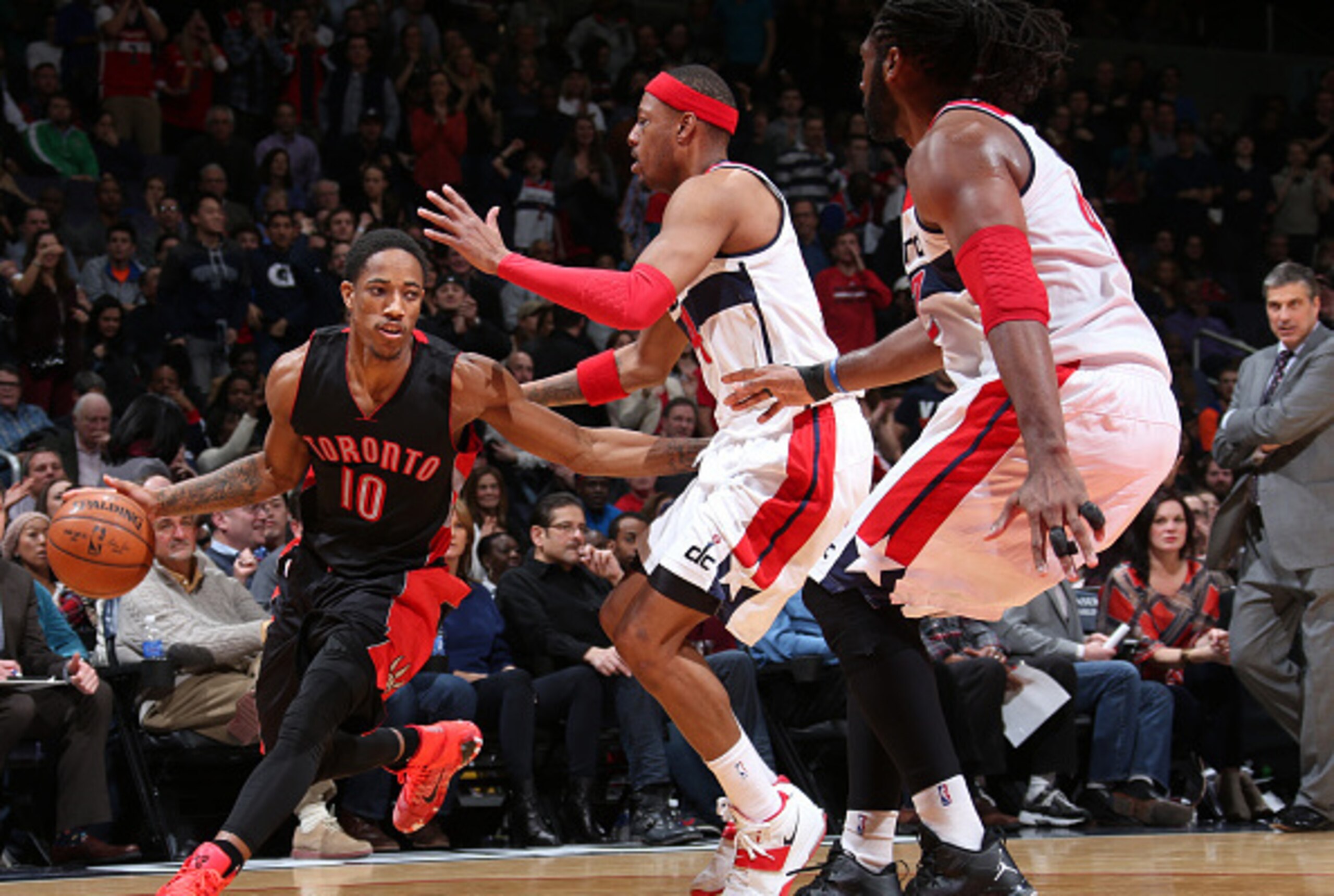 WASHINGTON, DC - JANUARY 31: DeMar DeRozan #10 of the Toronto Raptors handles the ball against the Washington Wizards on January 31, 2015 at Verizon Center in Washington, DC. NOTE TO USER: User expressly acknowledges and agrees that, by downloading and o WASHINGTON, DC - JANUARY 31: DeMar DeRozan #10 of the Toronto Raptors handles the ball against the Washington Wizards on January 31, 2015 at Verizon Center in Washington, DC. NOTE TO USER: User expressly acknowledges and agrees that, by downloading and o