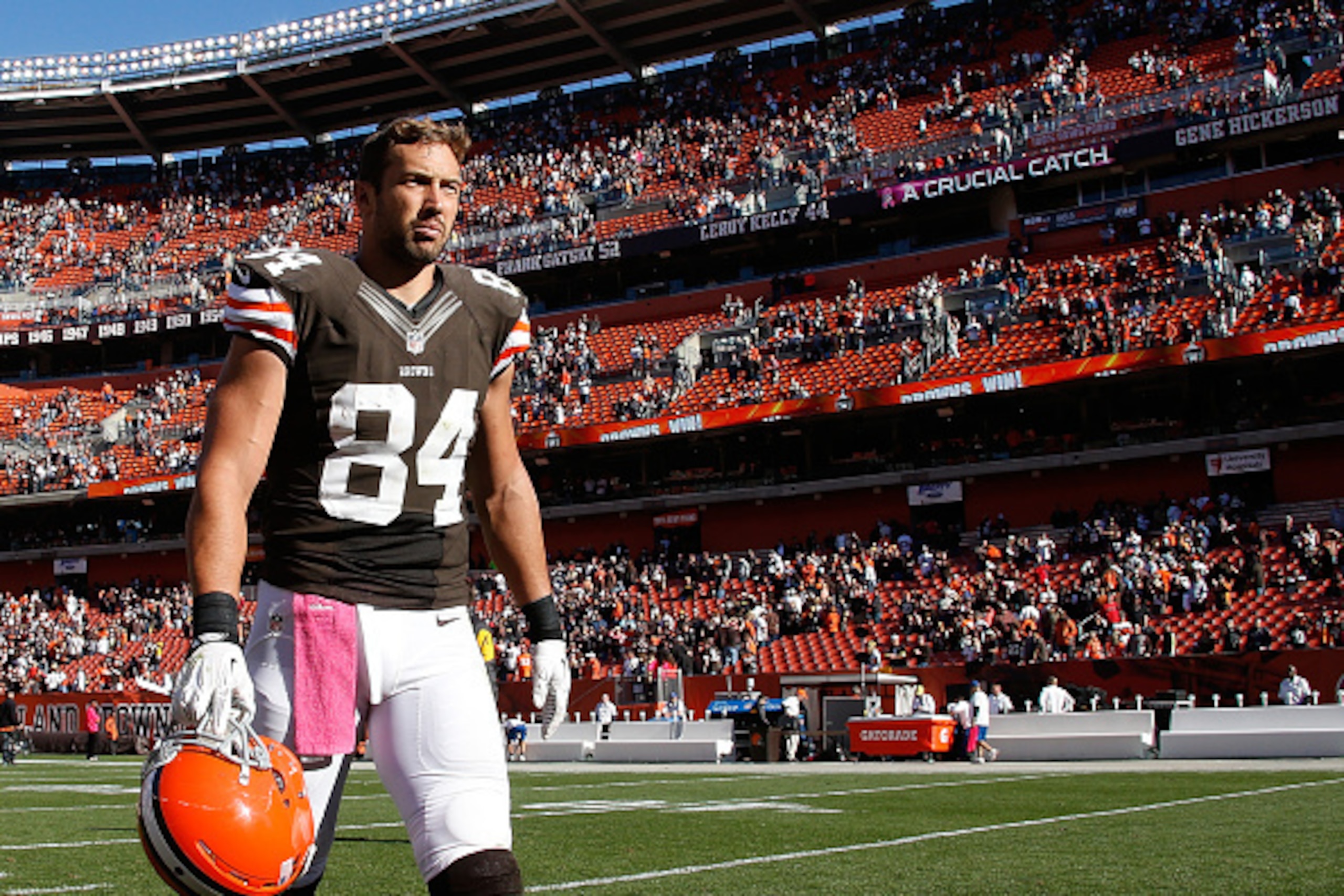 Despite his youth, talent and potential, the San Francisco 49ers should avoid pursuing free-agent tight end Jordan Cameron this offseason.