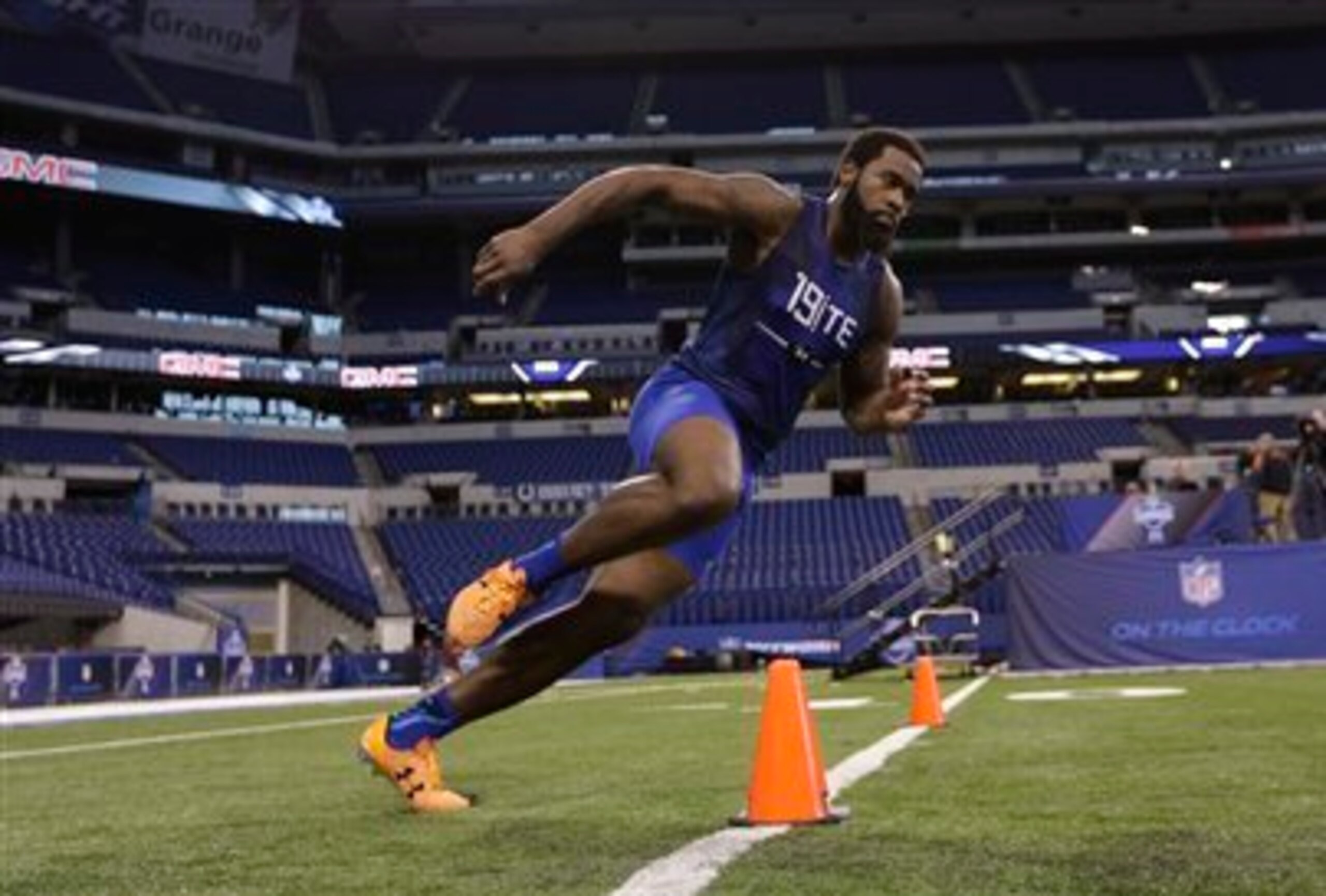 Tight end Clive Walford might end up being the long-term replacement for veteran TE Vernon Davis.