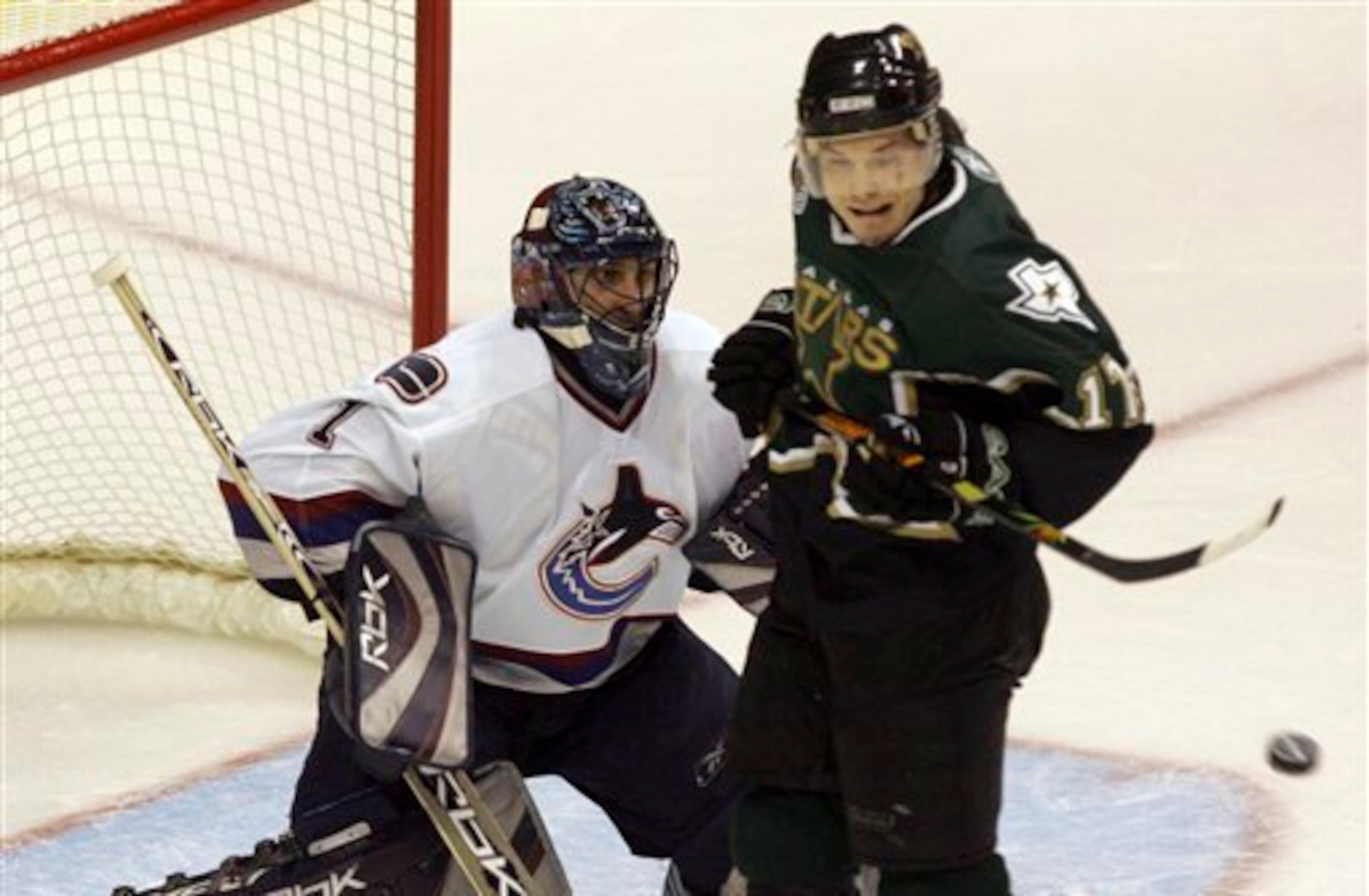 On a single night in 2007, Roberto Luongo was as clutch as a goalie can be.