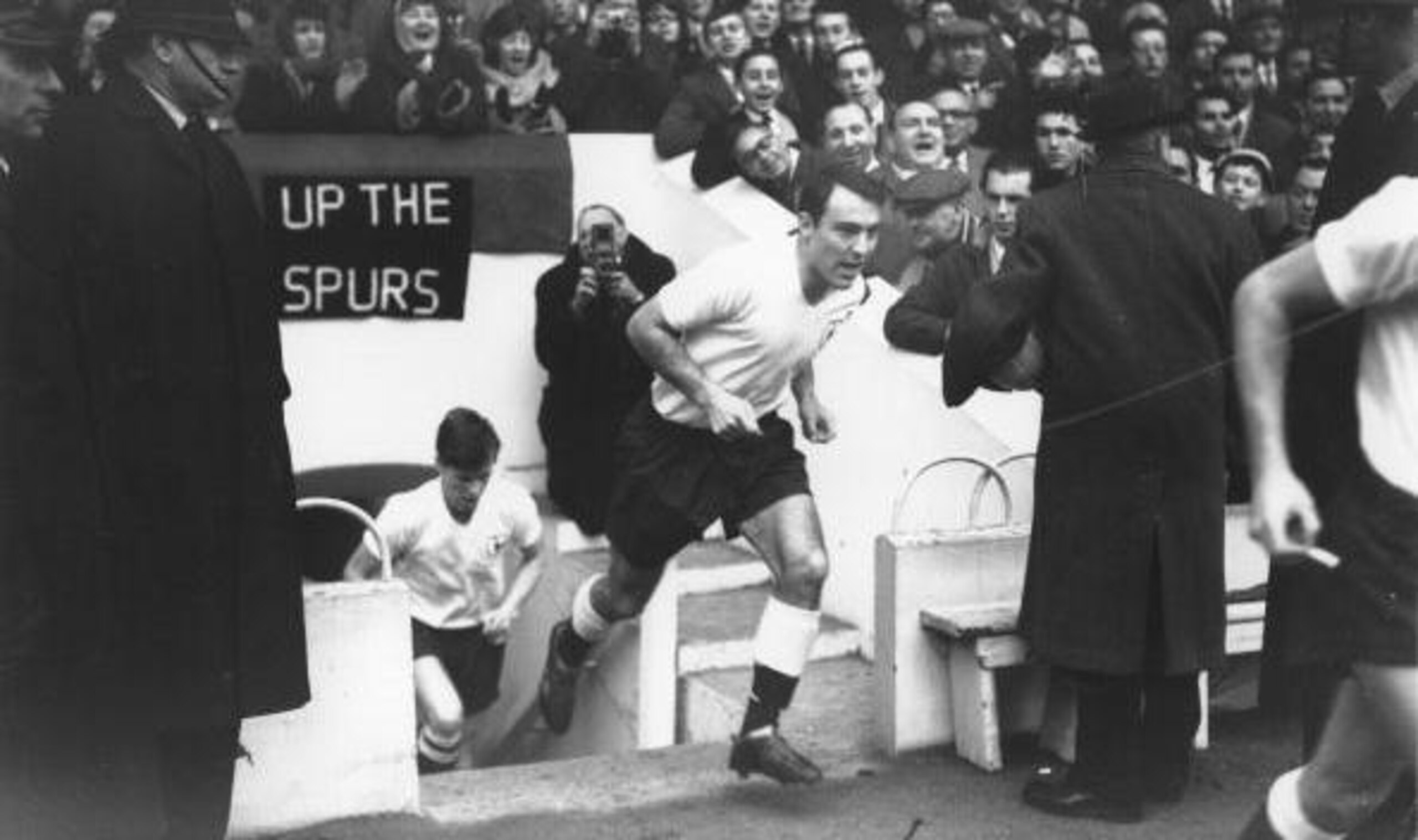 15 DEC 1961: JIMMY GREAVES OF TOTTENHAM HOTSPUR RUNS ON TO THE FIELD TO CHEERS FROM THE CROWD BEFORE THE START OF THE MATCH AGAINST BLACKPOOL AT WHITE HART LANE. IT IS HIS FIRST LEAGUE GAME SINCE RETURNING FROM ITALY WHERE HE PLAYED FOR AC MILAN FOR SIX 15 DEC 1961: JIMMY GREAVES OF TOTTENHAM HOTSPUR RUNS ON TO THE FIELD TO CHEERS FROM THE CROWD BEFORE THE START OF THE MATCH AGAINST BLACKPOOL AT WHITE HART LANE. IT IS HIS FIRST LEAGUE GAME SINCE RETURNING FROM ITALY WHERE HE PLAYED FOR AC MILAN FOR SIX