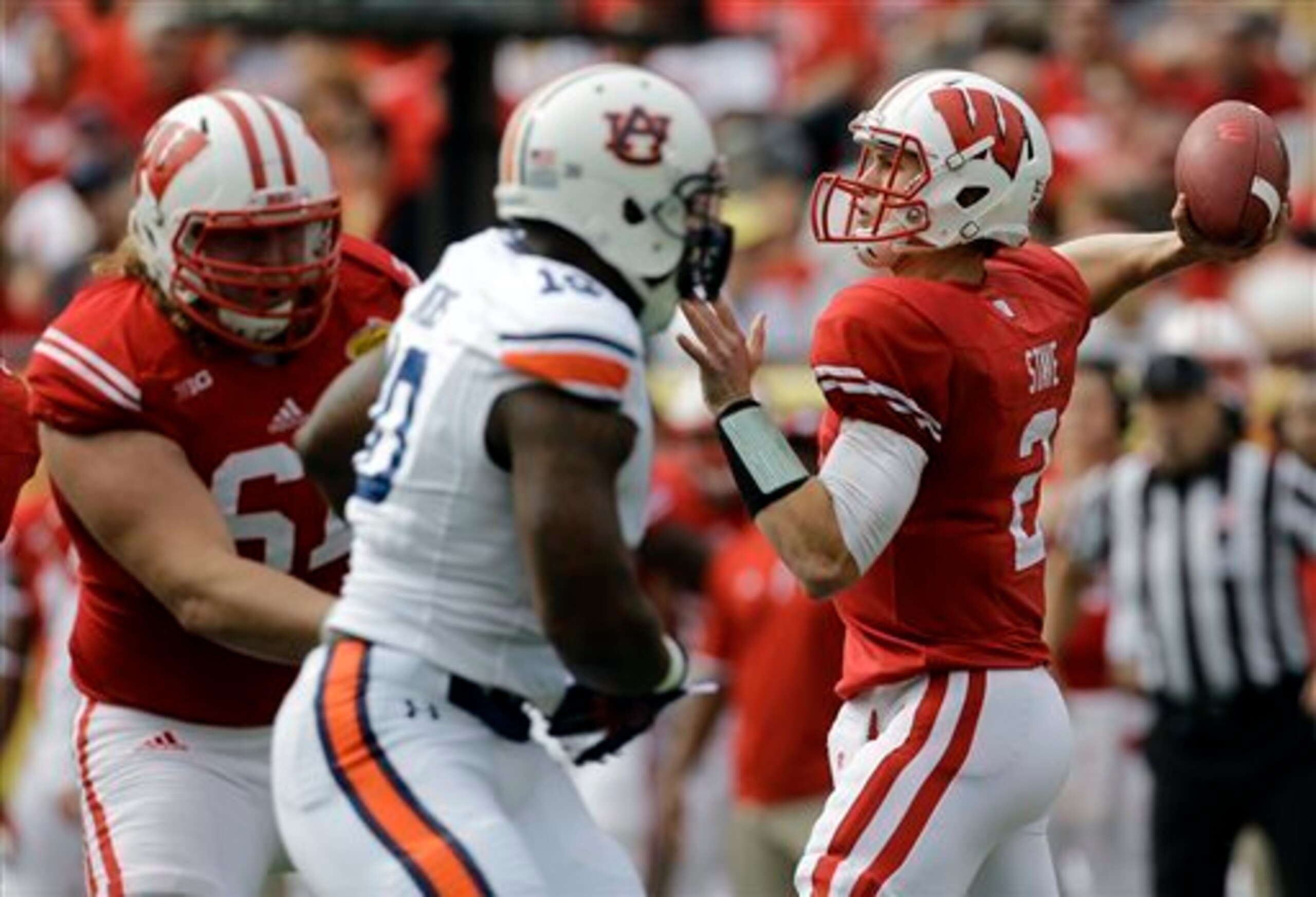 Joel Stave was mediocre at best as Wisconsin's quarterback last fall.