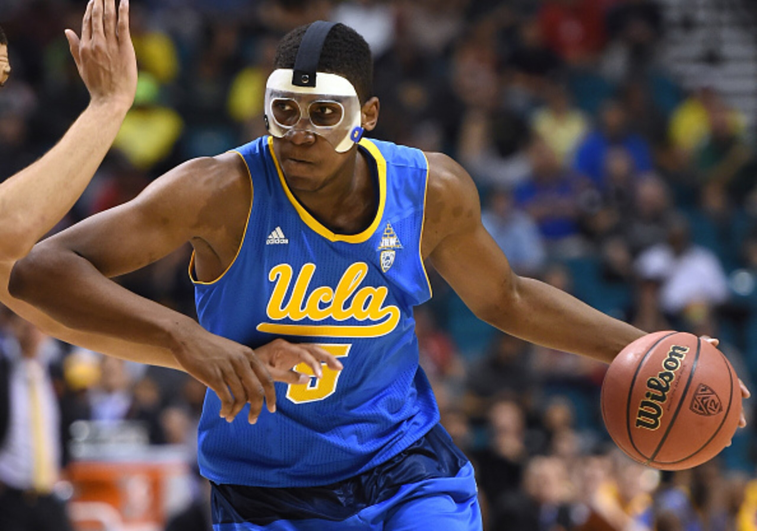 That's not the Phantom of the Opera. It's UCLA super frosh Kevon Looney.