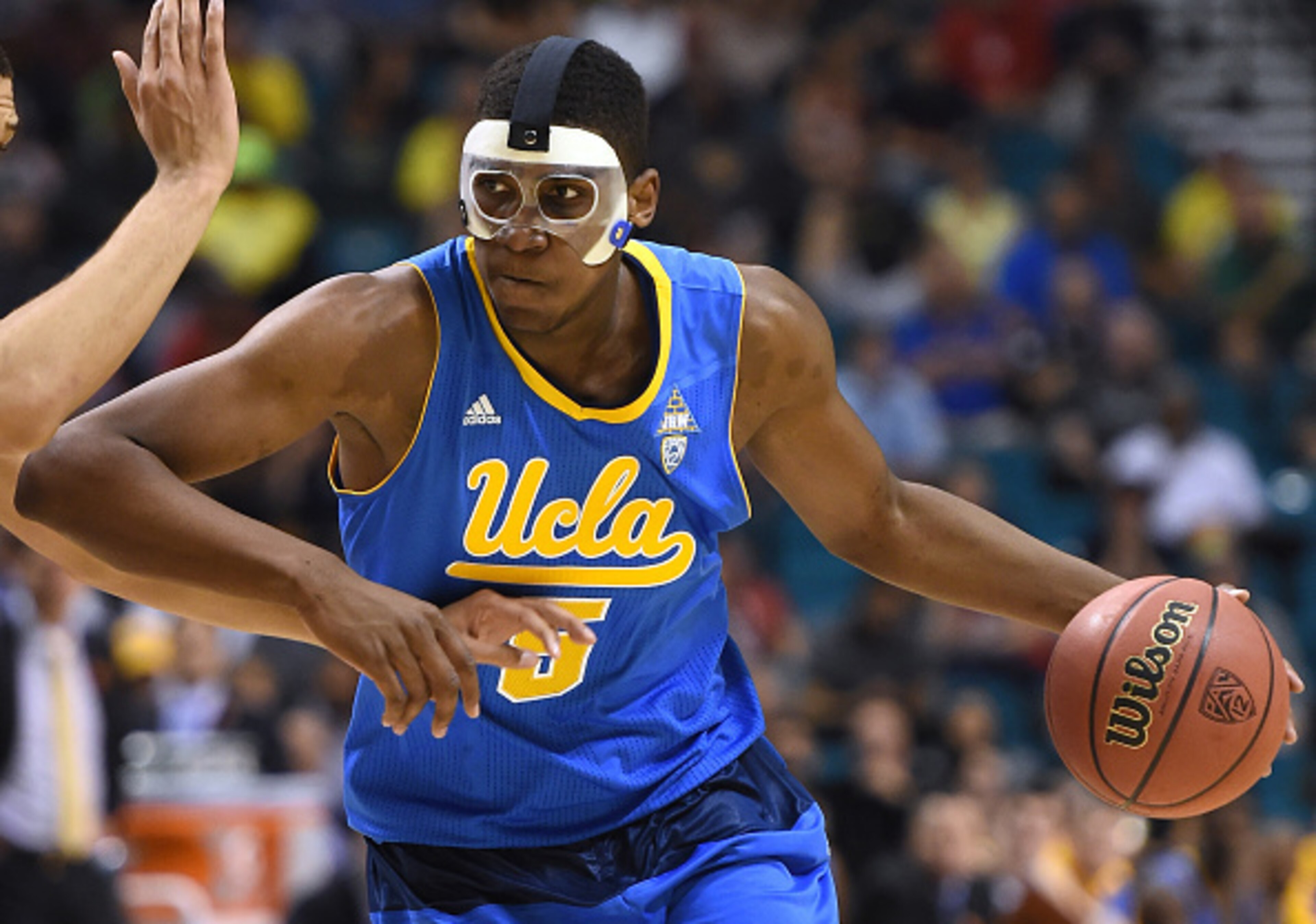 That's not the Phantom of the Opera. It's UCLA super frosh Kevon Looney.