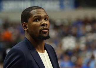DALLAS, TX - MARCH 16:  Kevin Durant #35 of the Oklahoma City Thunder at American Airlines Center on March 16, 2015 in Dallas, Texas.  NOTE TO USER: User expressly acknowledges and agrees that, by downloading and or using this photograph, User is consenti