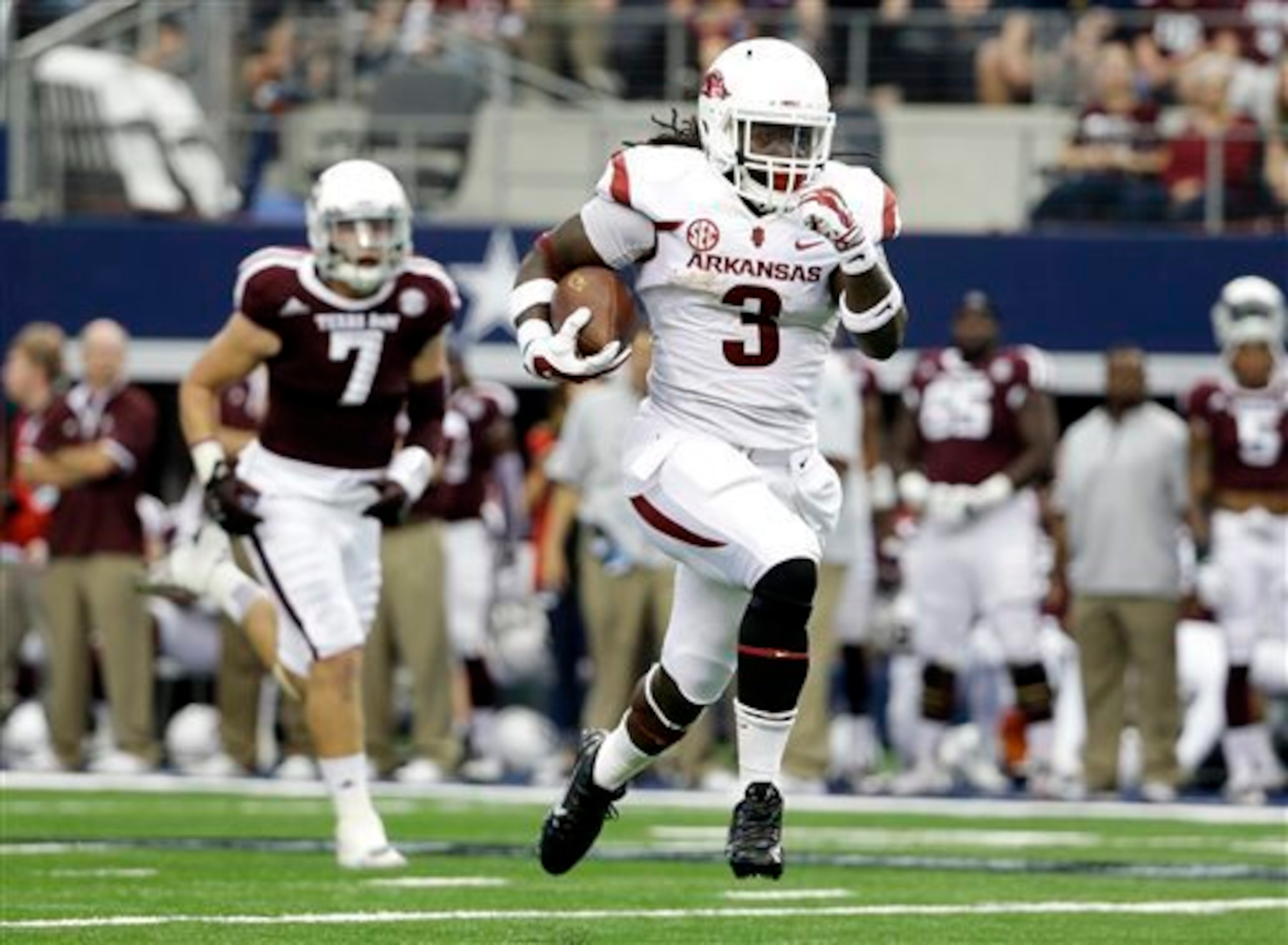 Alex Collins eventually worked things out with his mom and is now a star running back at Arkansas.