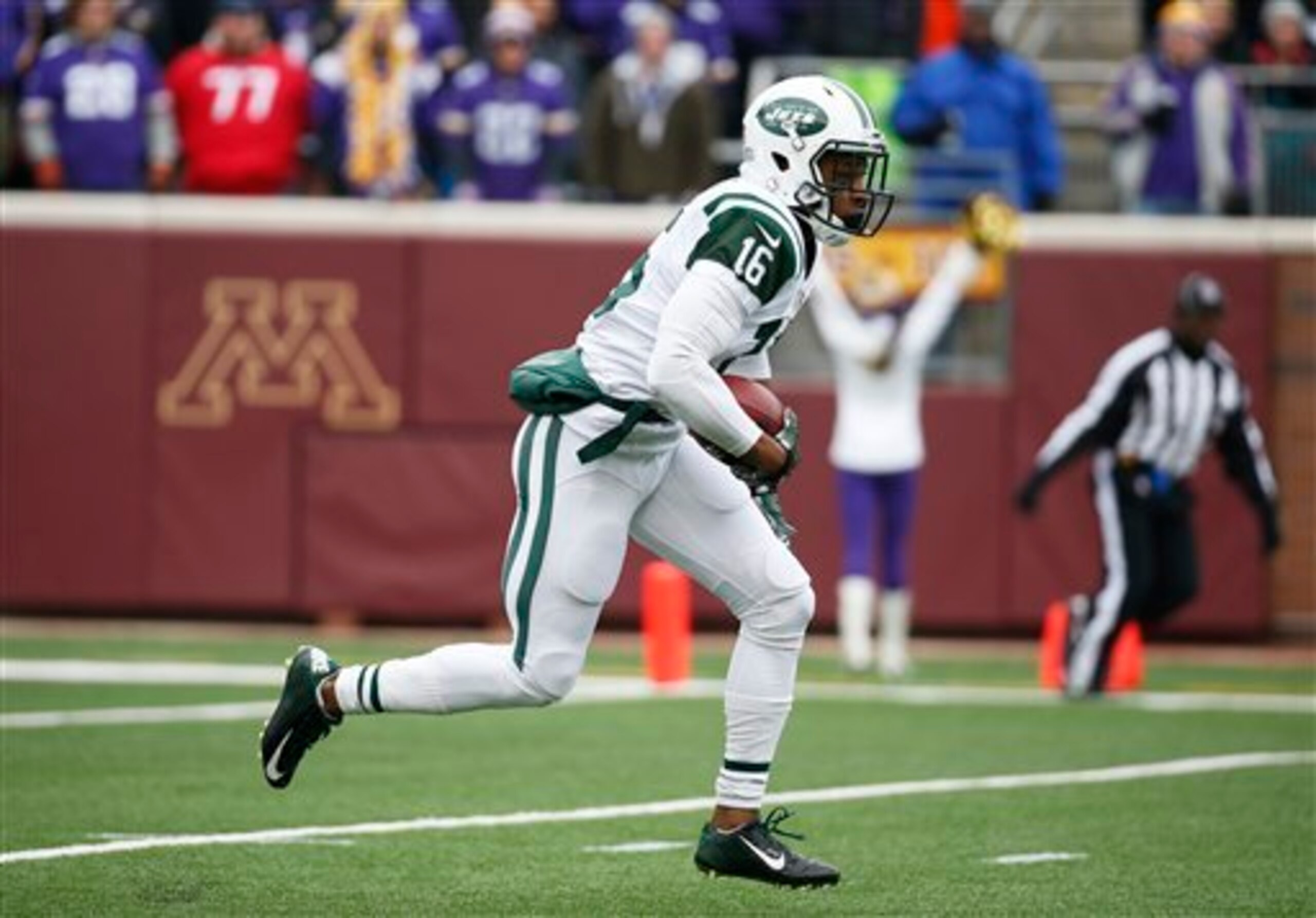 New York Jets wide receiver Percy Harvin returns a kickoff during the first half of an NFL football game against the Minnesota Vikings, Sunday, Dec. 7, 2014, in Minneapolis. (AP Photo/Alex Brandon)