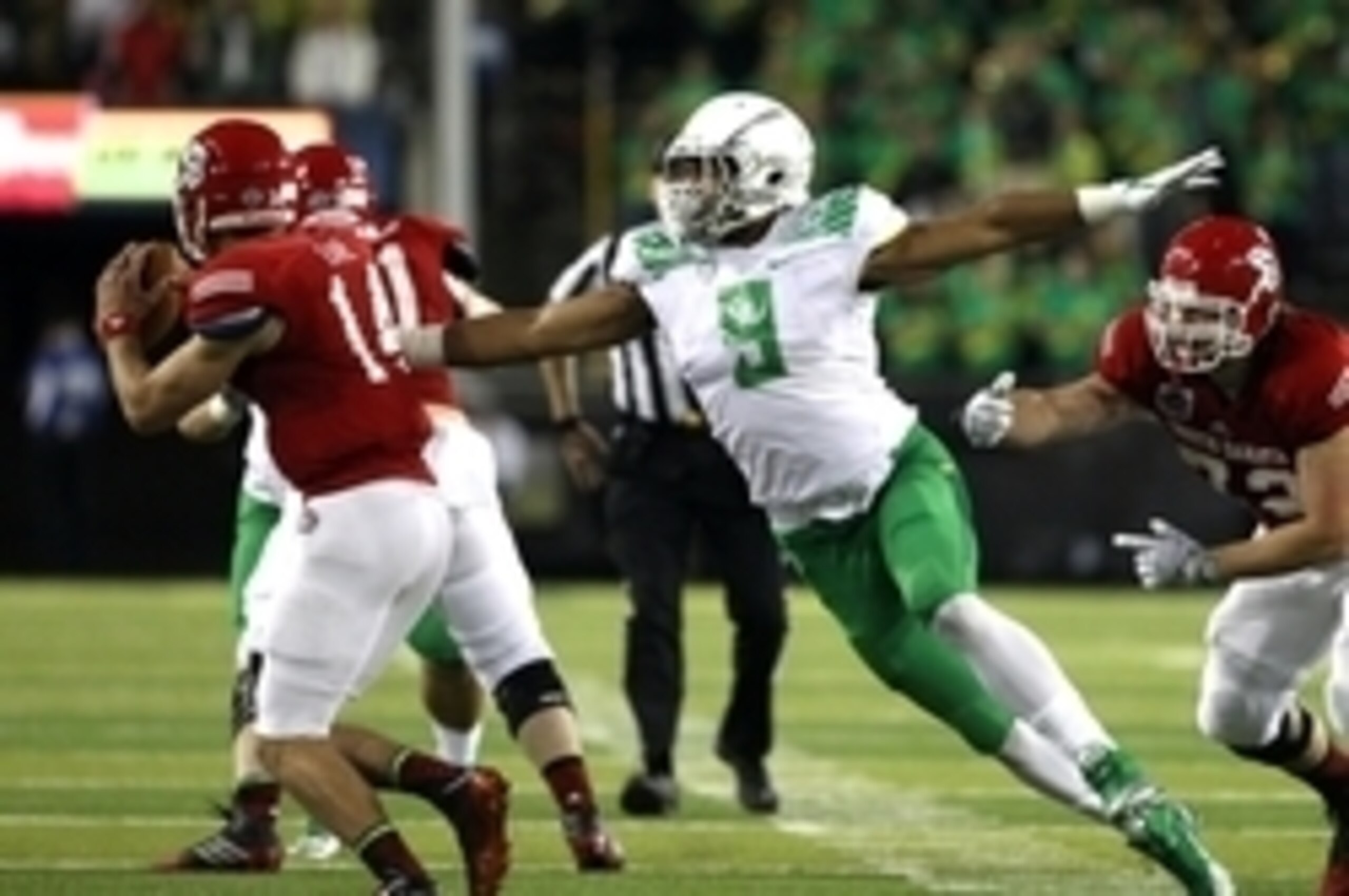 Arik Armstead closes in on a sack.