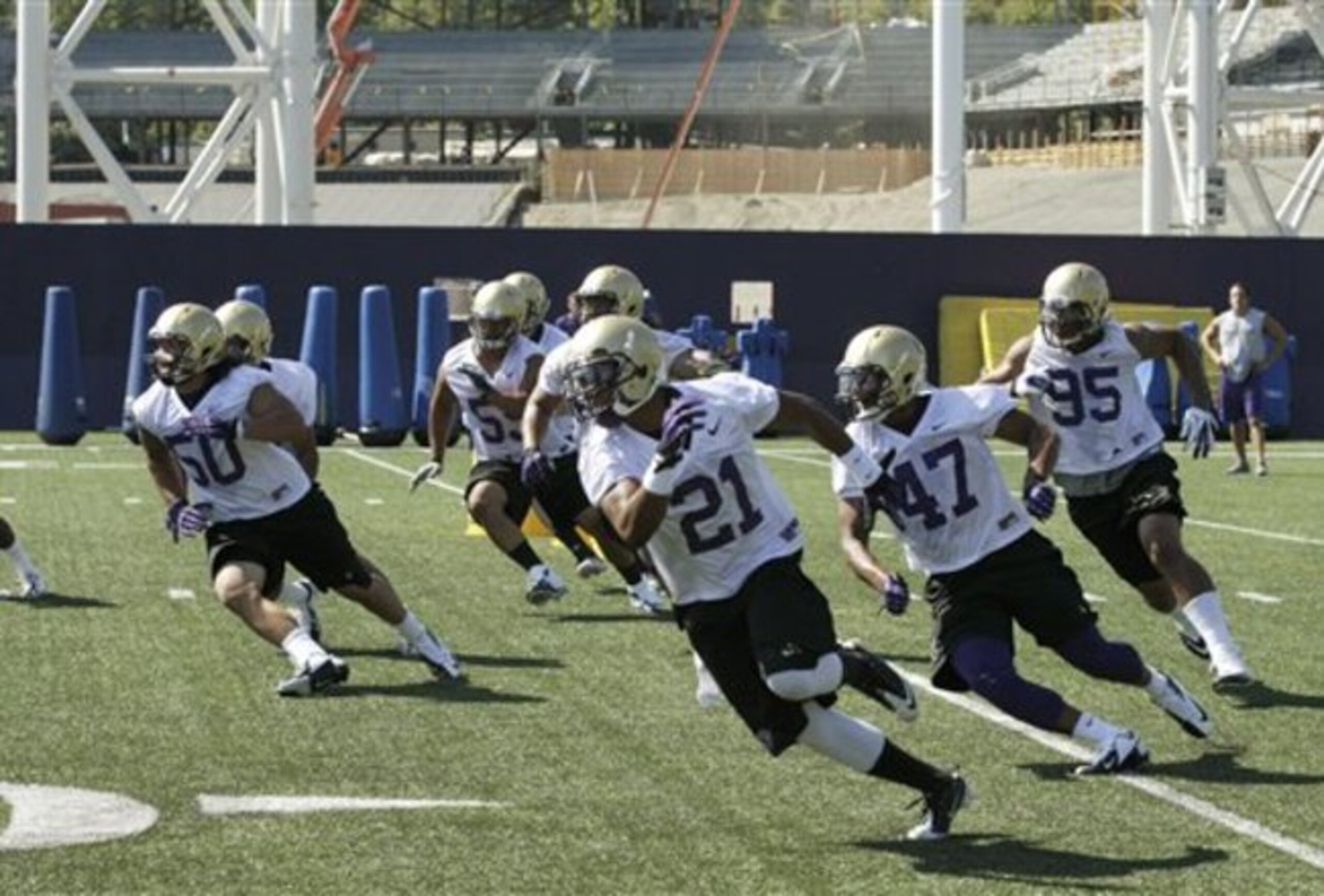 Jarett Finau (95) is being tasked with replacing the FBS sack leader from 2014.