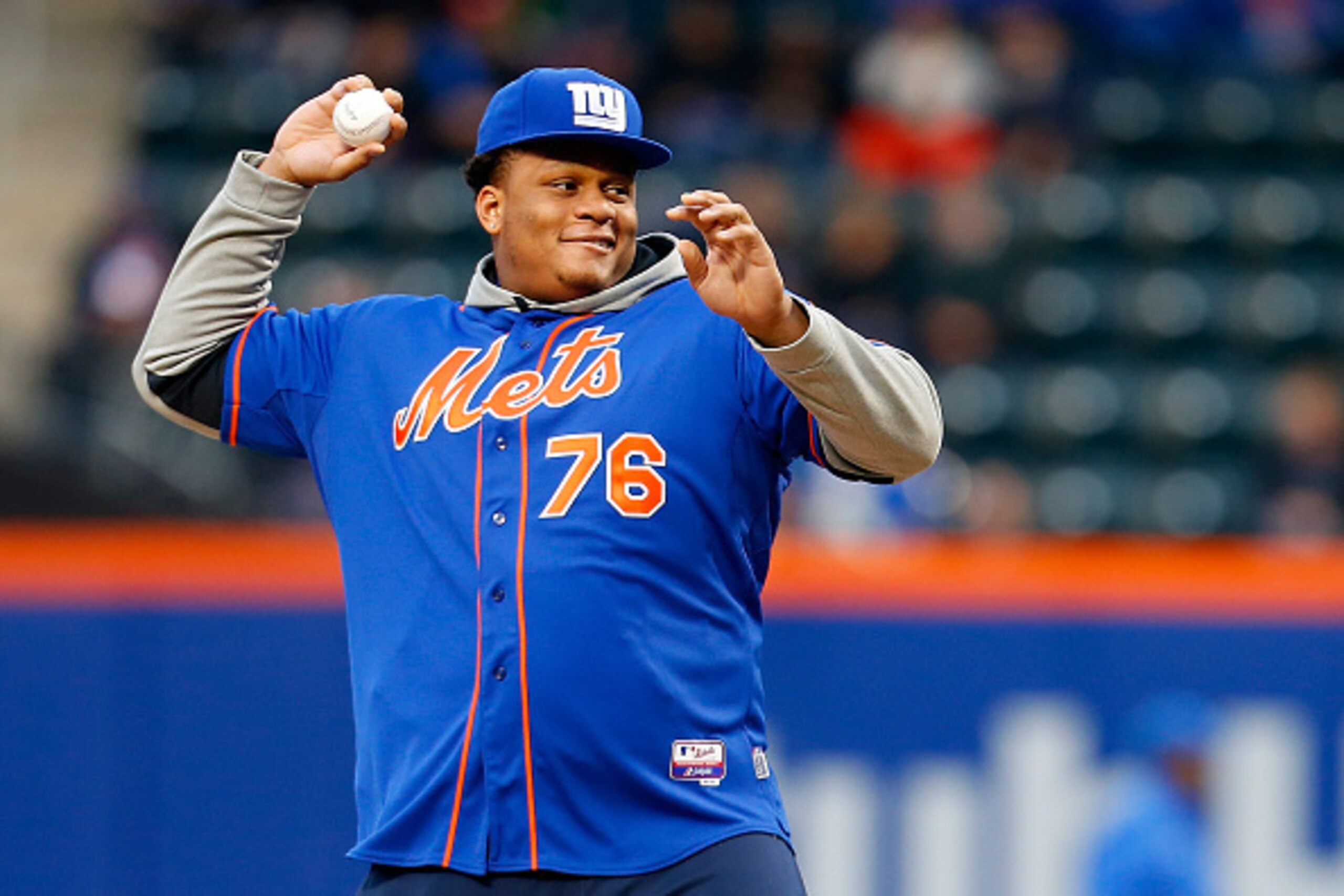 Giants first-round pick Ereck Flowers throws out the first pitch for the Mets the day after he is drafted.