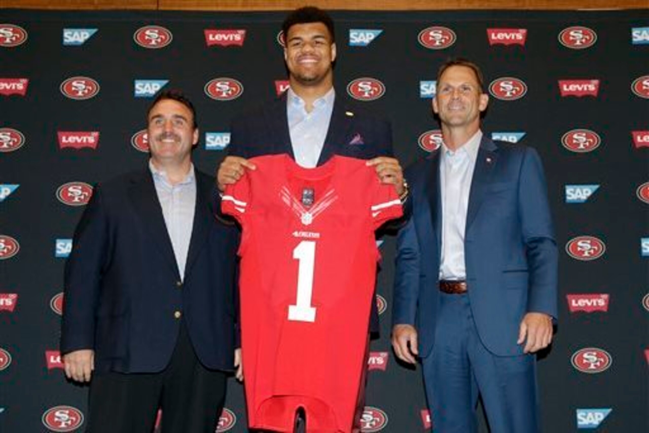 The 49ers selected Oregon defensive end Arik Armstead with their first pick in the 2015 NFL draft.