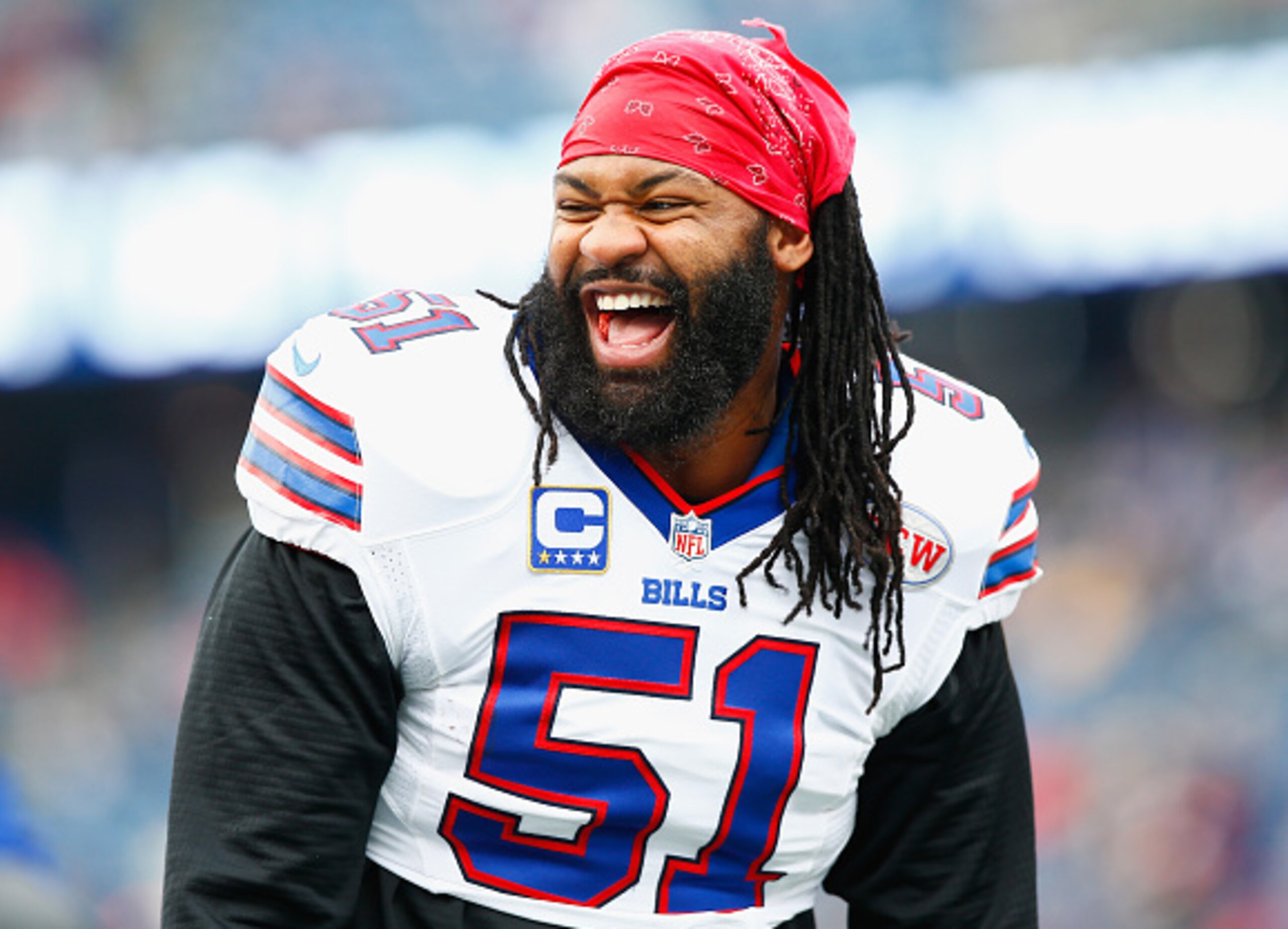If the Bears want to solidify their starting inside linebacker duo this offseason, they could pursue free-agent inside linebacker Brandon Spikes.