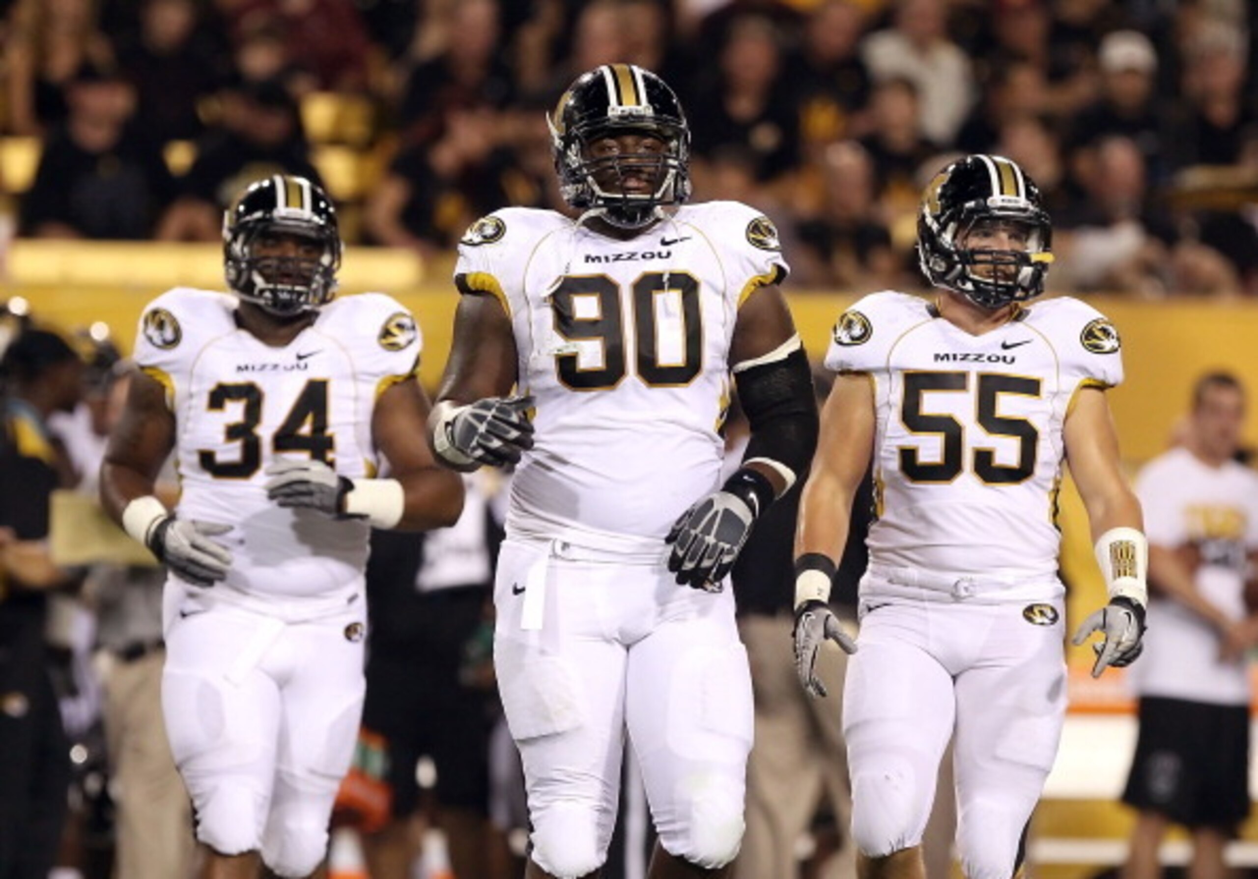 DT Dominique Hamilton (center)
