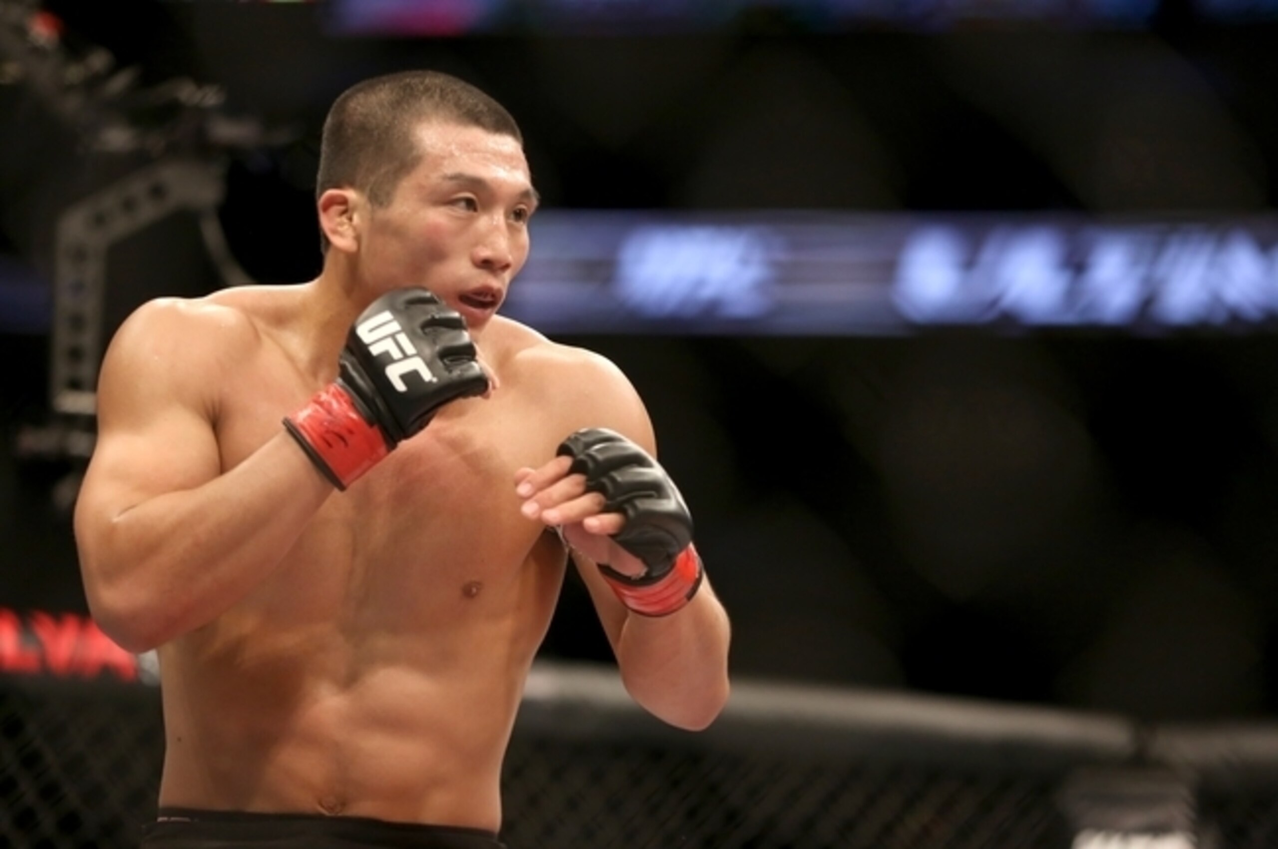 Zhang Lipeng competed on the evening's undercard.