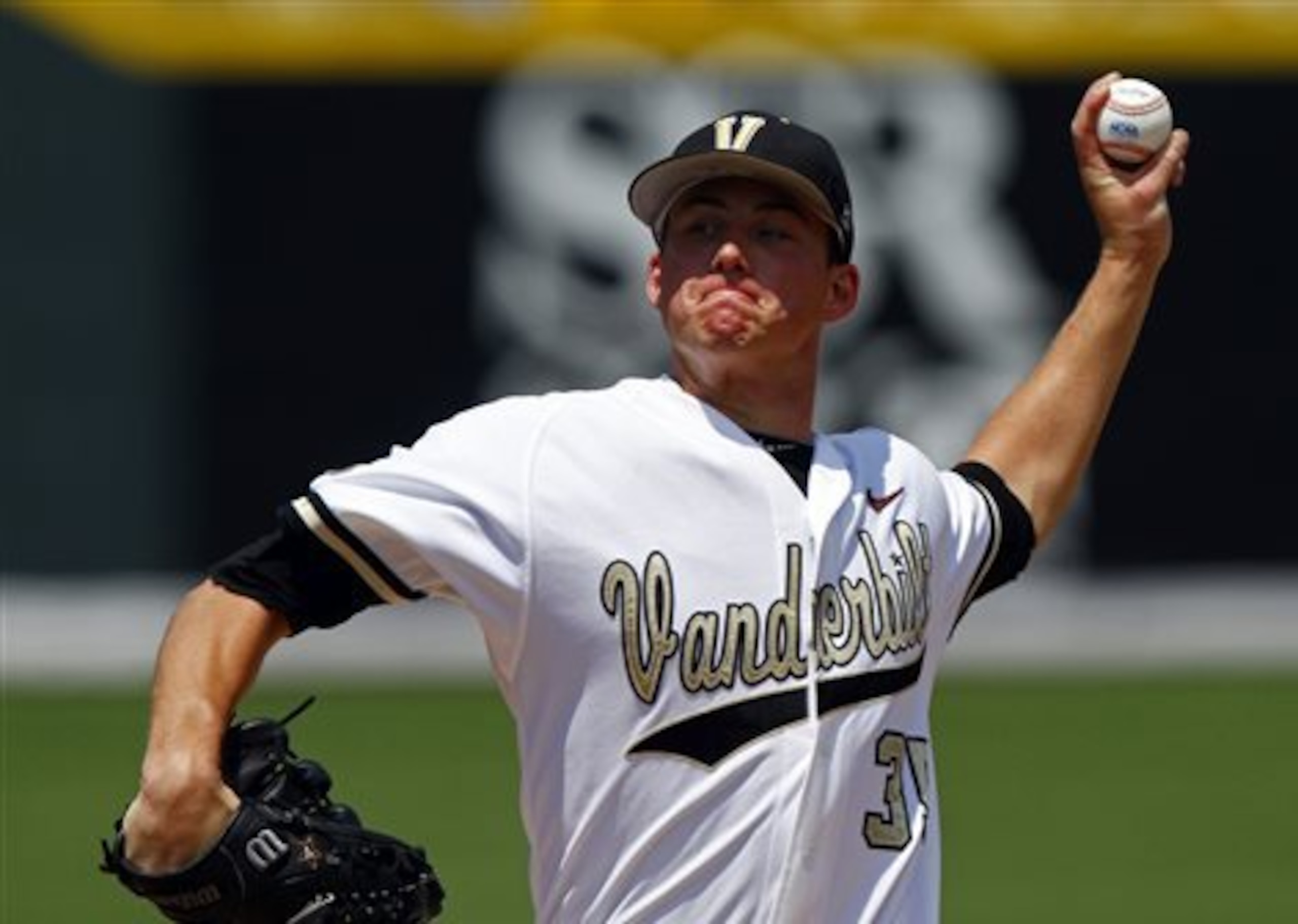 Ziomek pitching for Vanderbilt