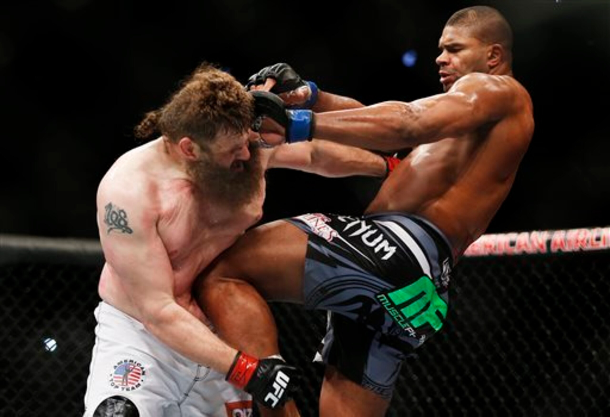 Alistair Overeem uses crisp kickboxing abilities.