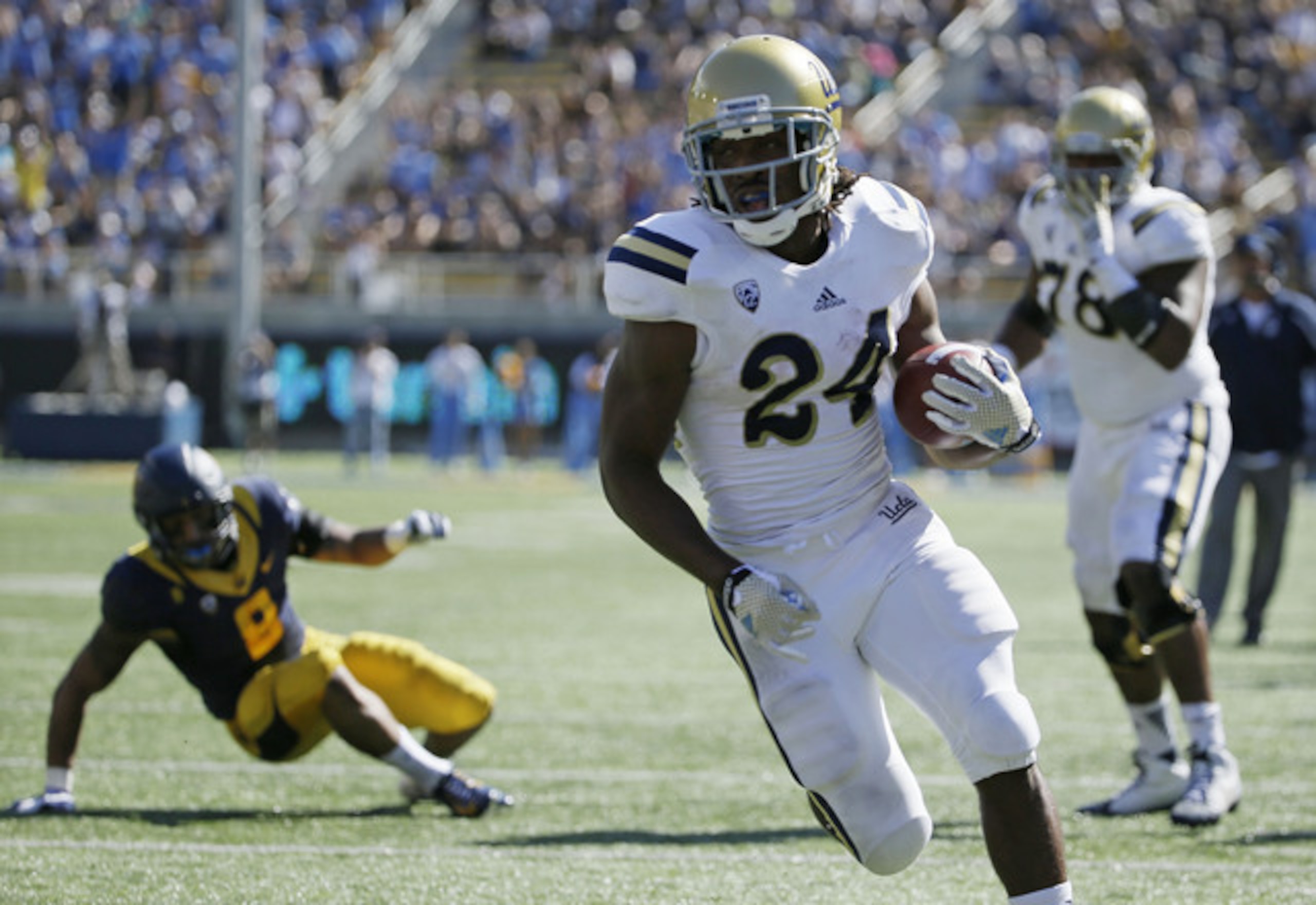 Perkins scoring a TD against Cal