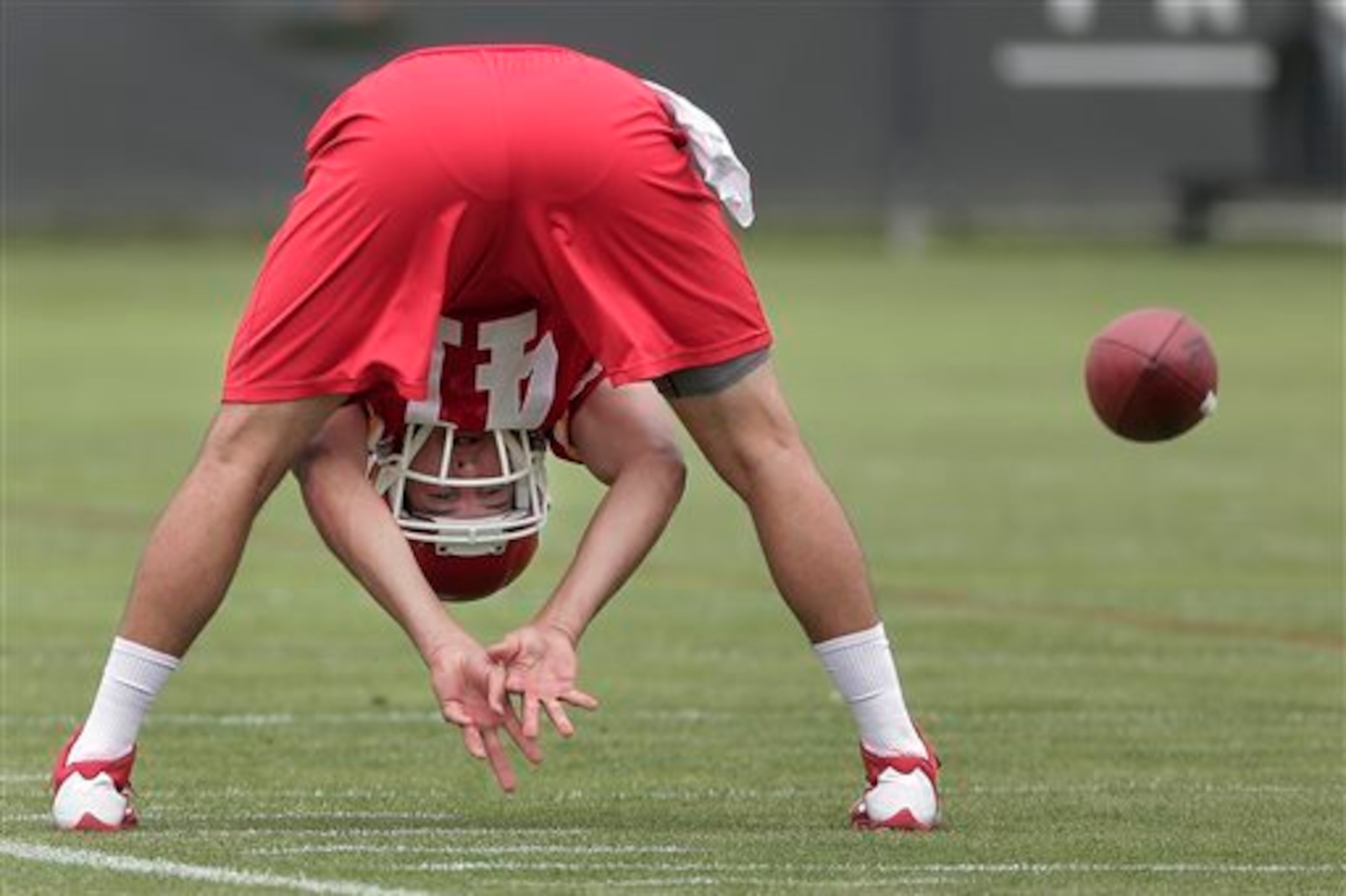 James Winchester practices long-snapping during OTAs.