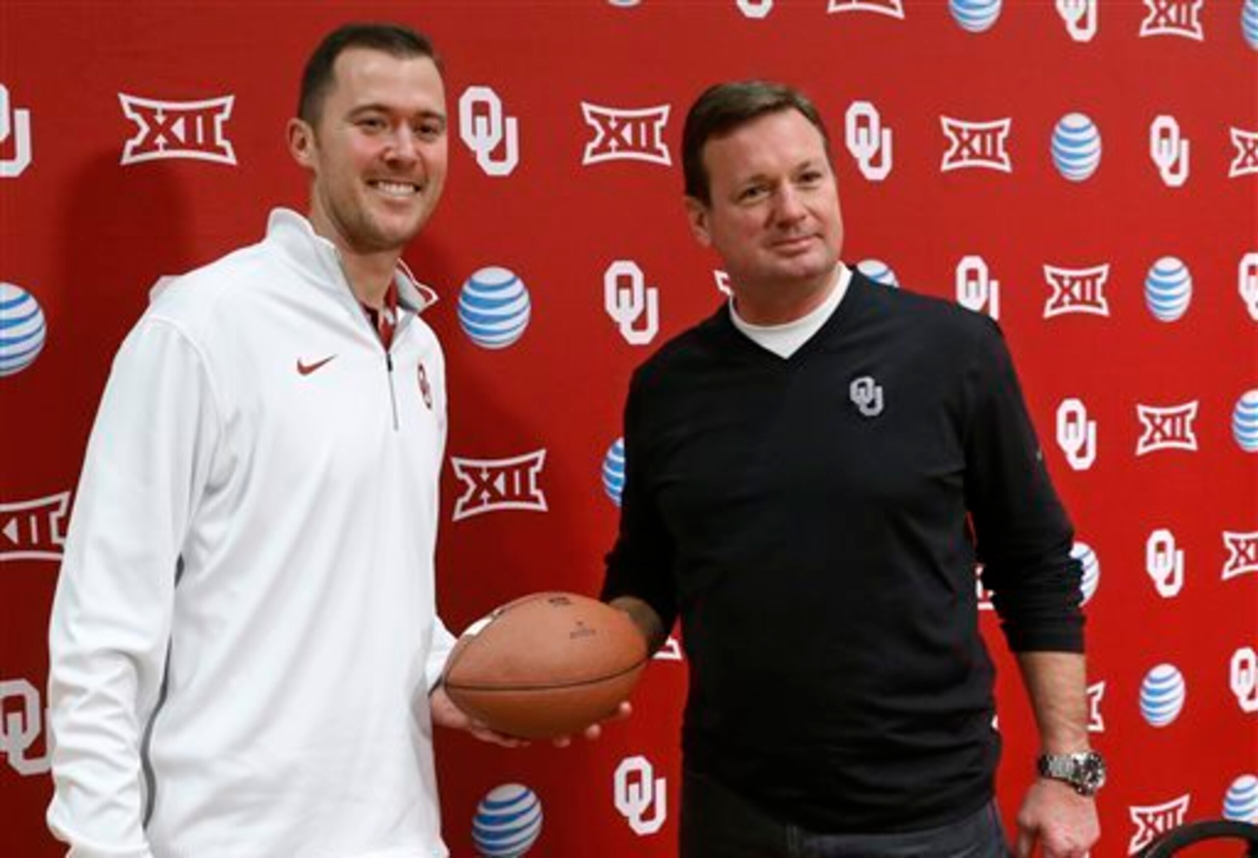 Oklahoma OC Lincoln Riley and HC Bob Stoops Oklahoma OC Lincoln Riley and HC Bob Stoops