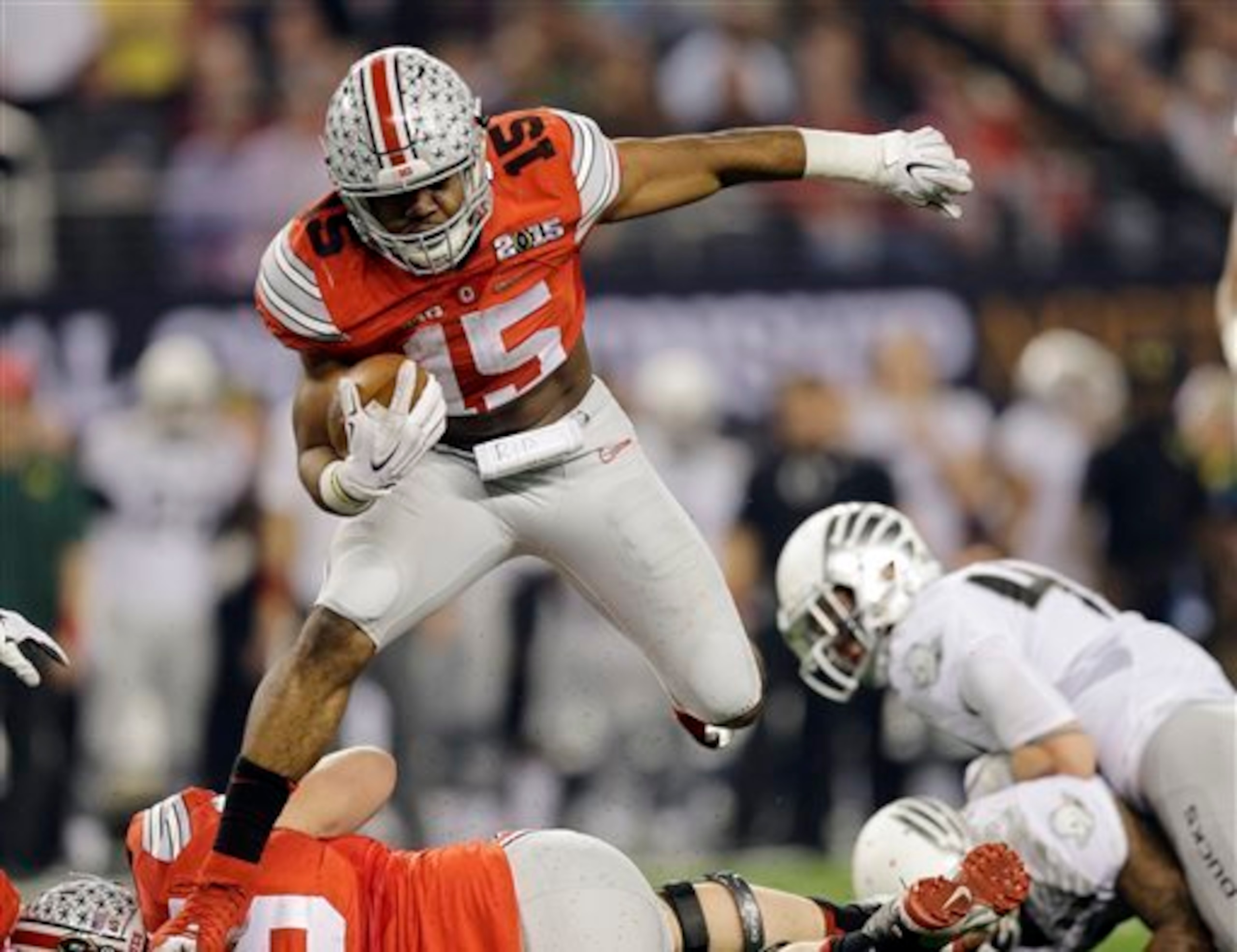 Elliott hurdling over an offensive lineman.