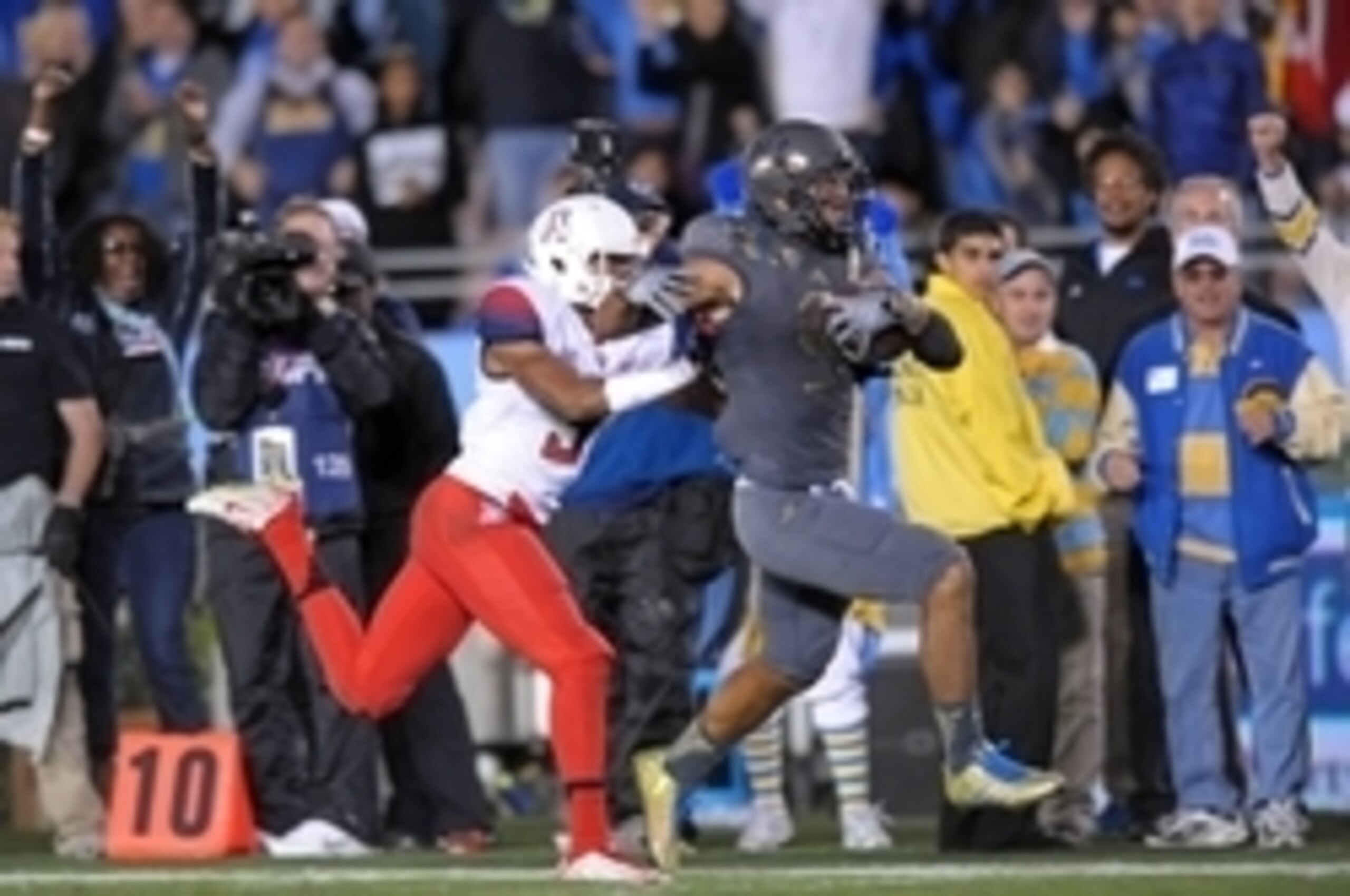Payton scoring a TD versus Arizona.