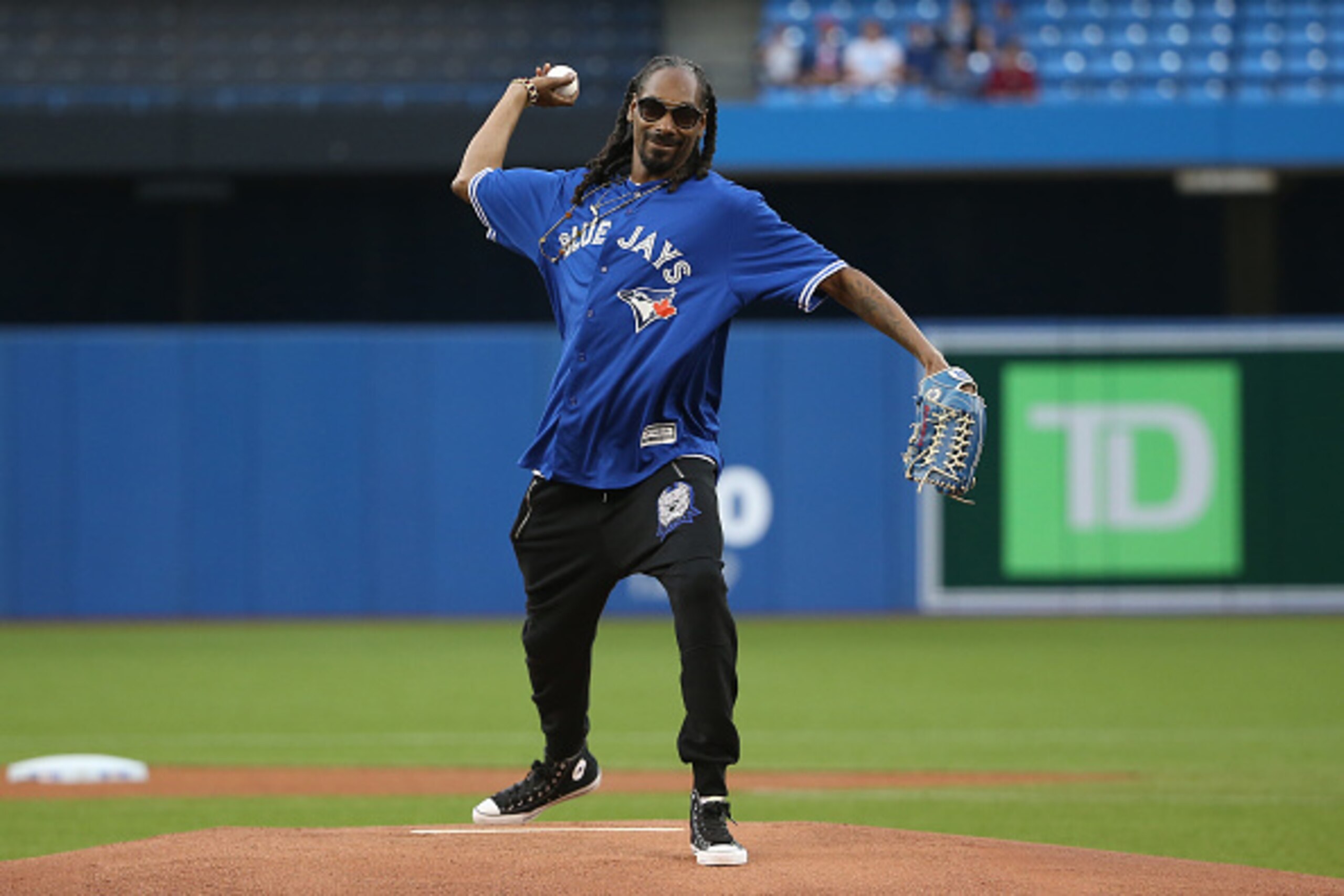 Snoop Dogg is a well-known bandwagon fan. Snoop Dogg is a well-known bandwagon fan.
