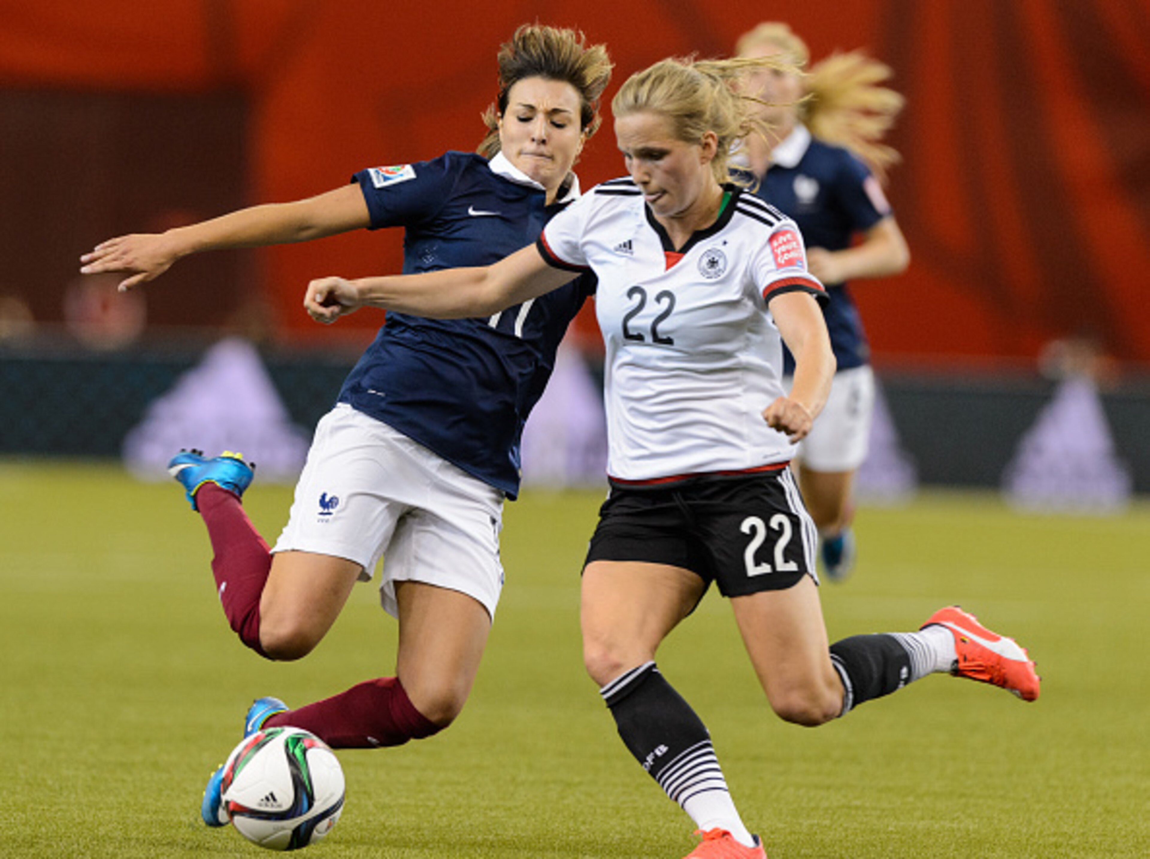 Tabea Kemme (right)