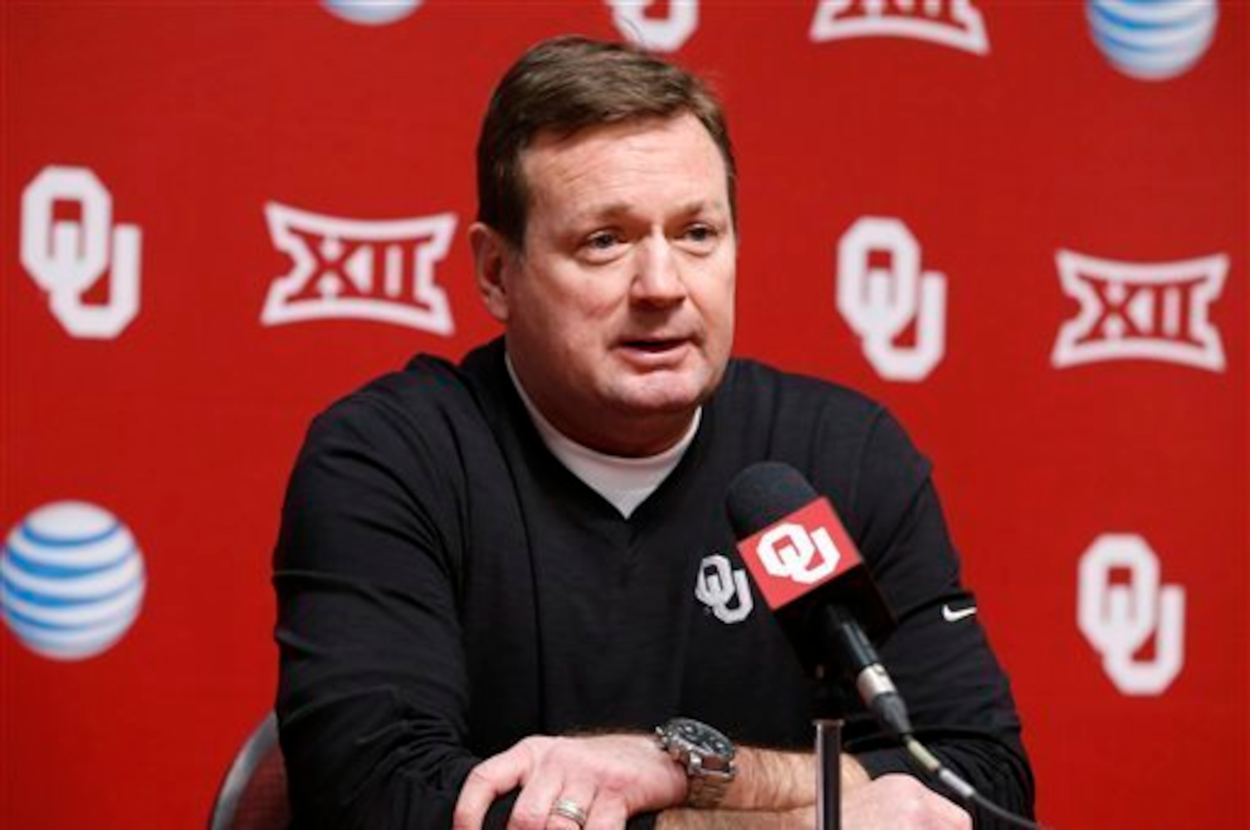 Head coach Bob Stoops. Head coach Bob Stoops.