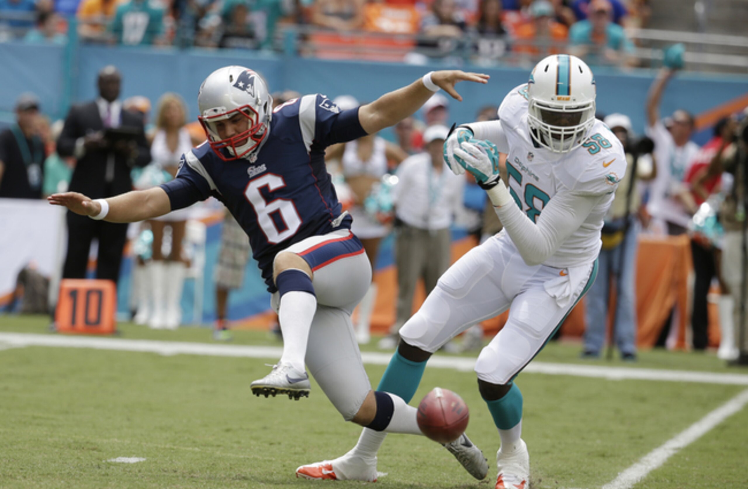 Chris McCain (58, right) will have a chance to start in the Dolphins defense in 2015.