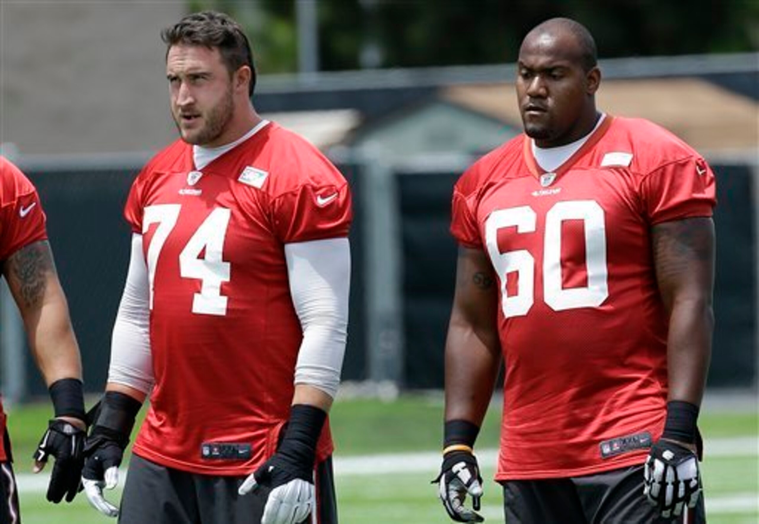 Brandon Thomas (right) is competing to be the starting right guard.