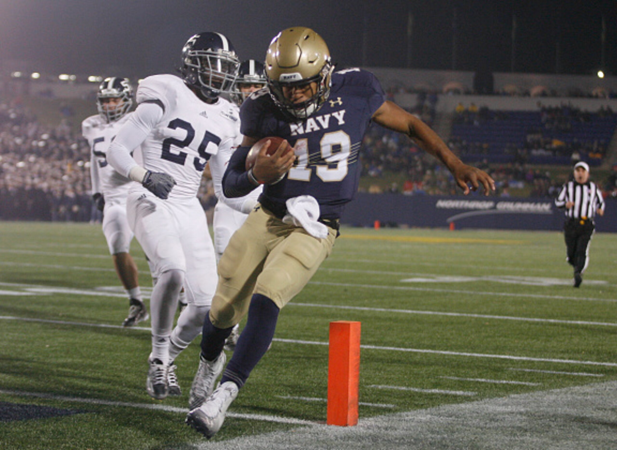 Reynolds rushing for a score.